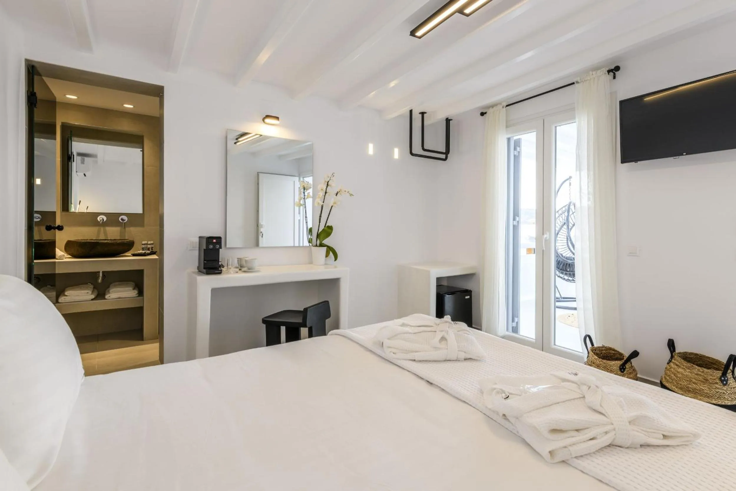 Bedroom, Bed in Sunset Windmills Suites