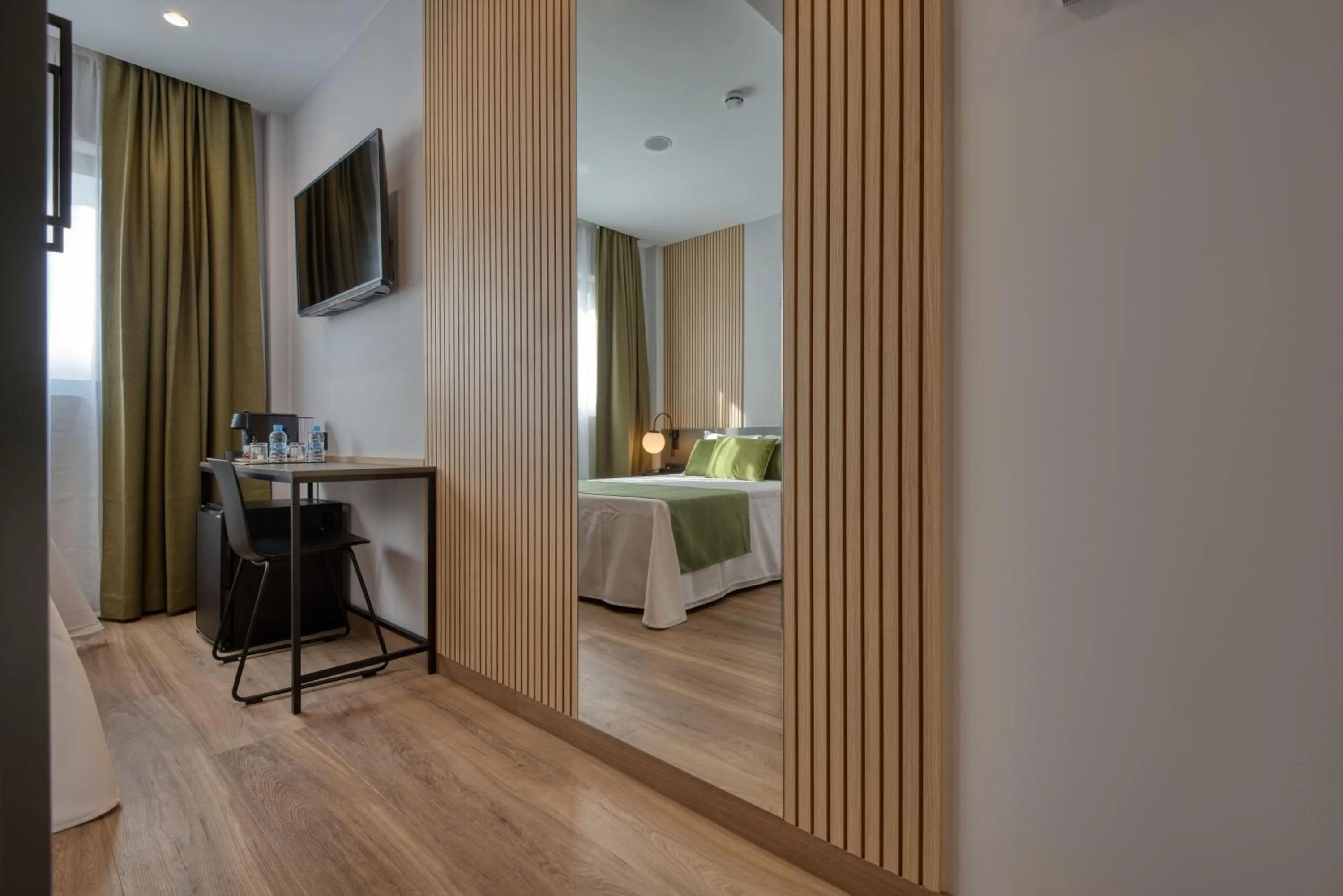 Photo of the whole room, Bed in DWO Colours Alcalá