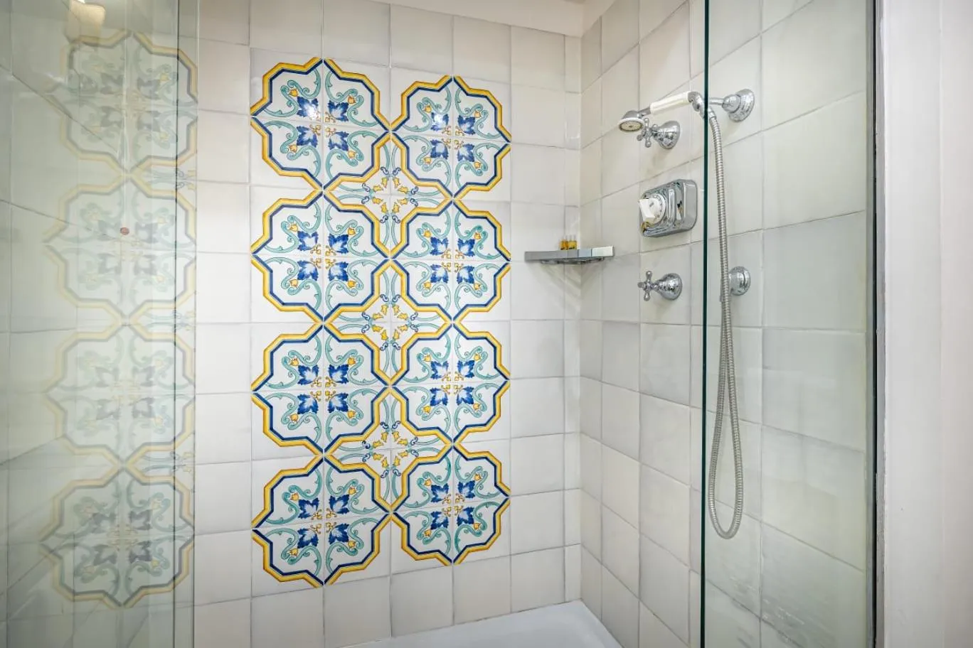 Shower in Palazzo Belmonte