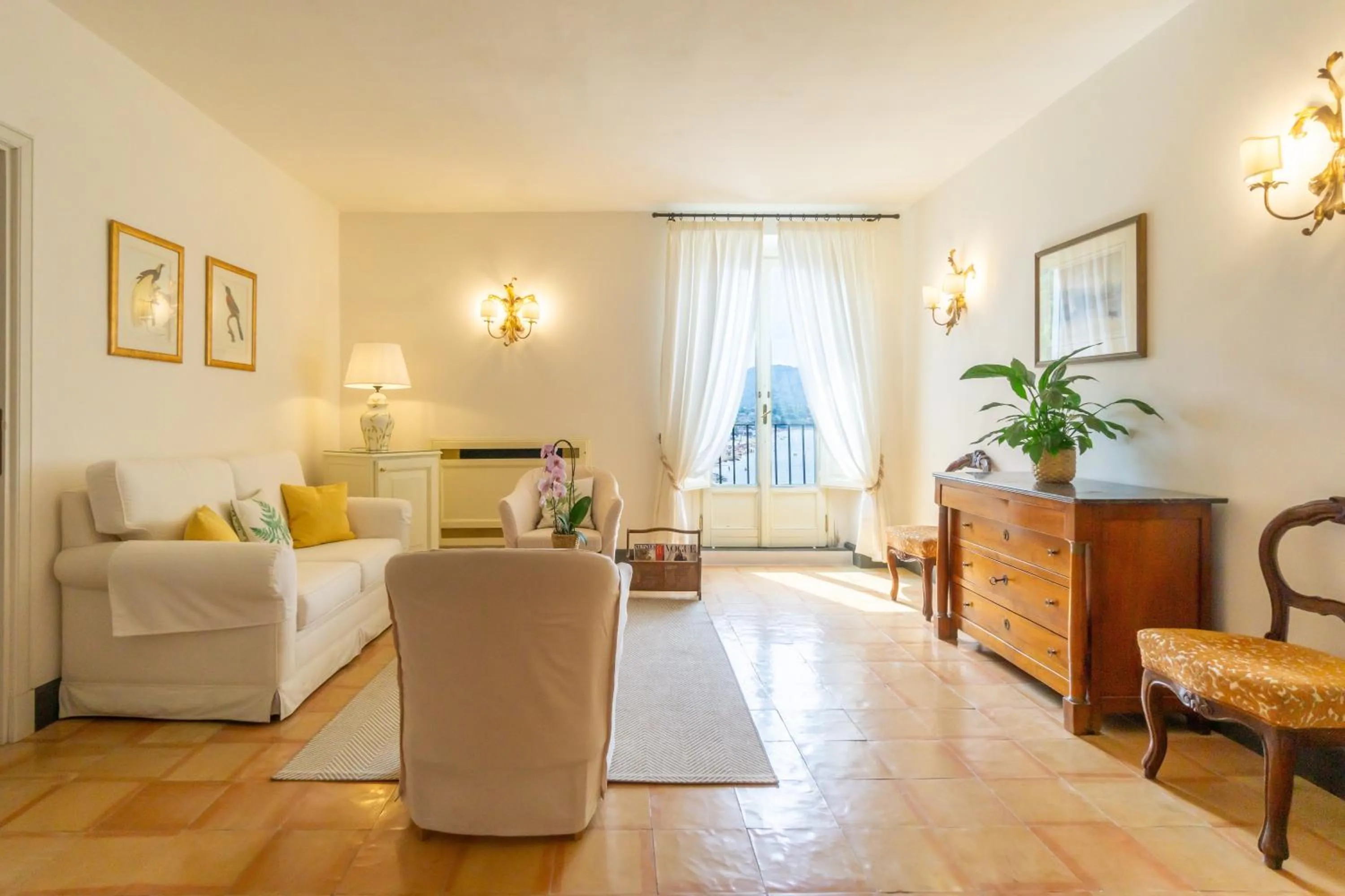 Seating area in Palazzo Belmonte