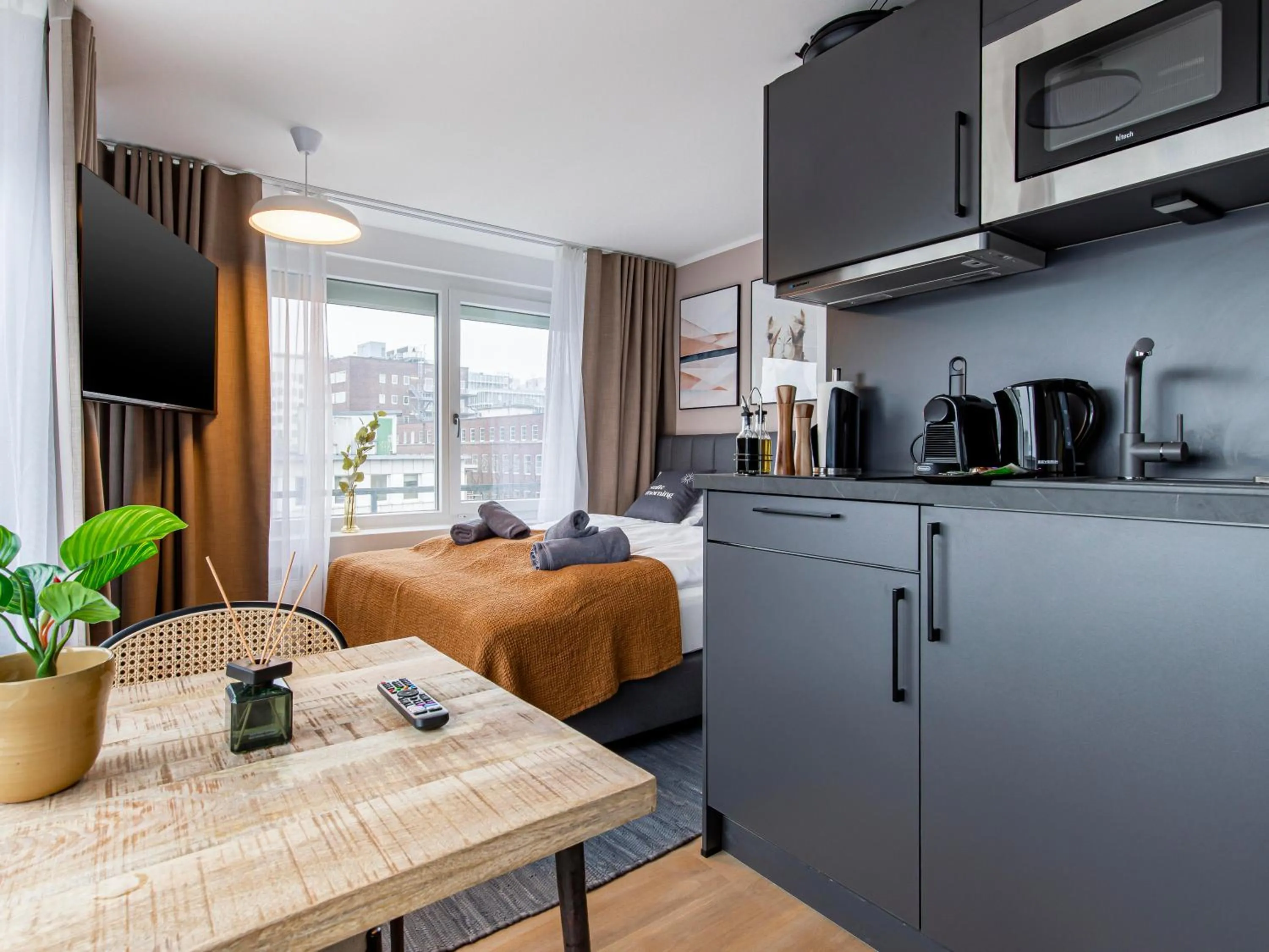 Kitchen or kitchenette, Bed in Limehome Essen Kettwiger Straße