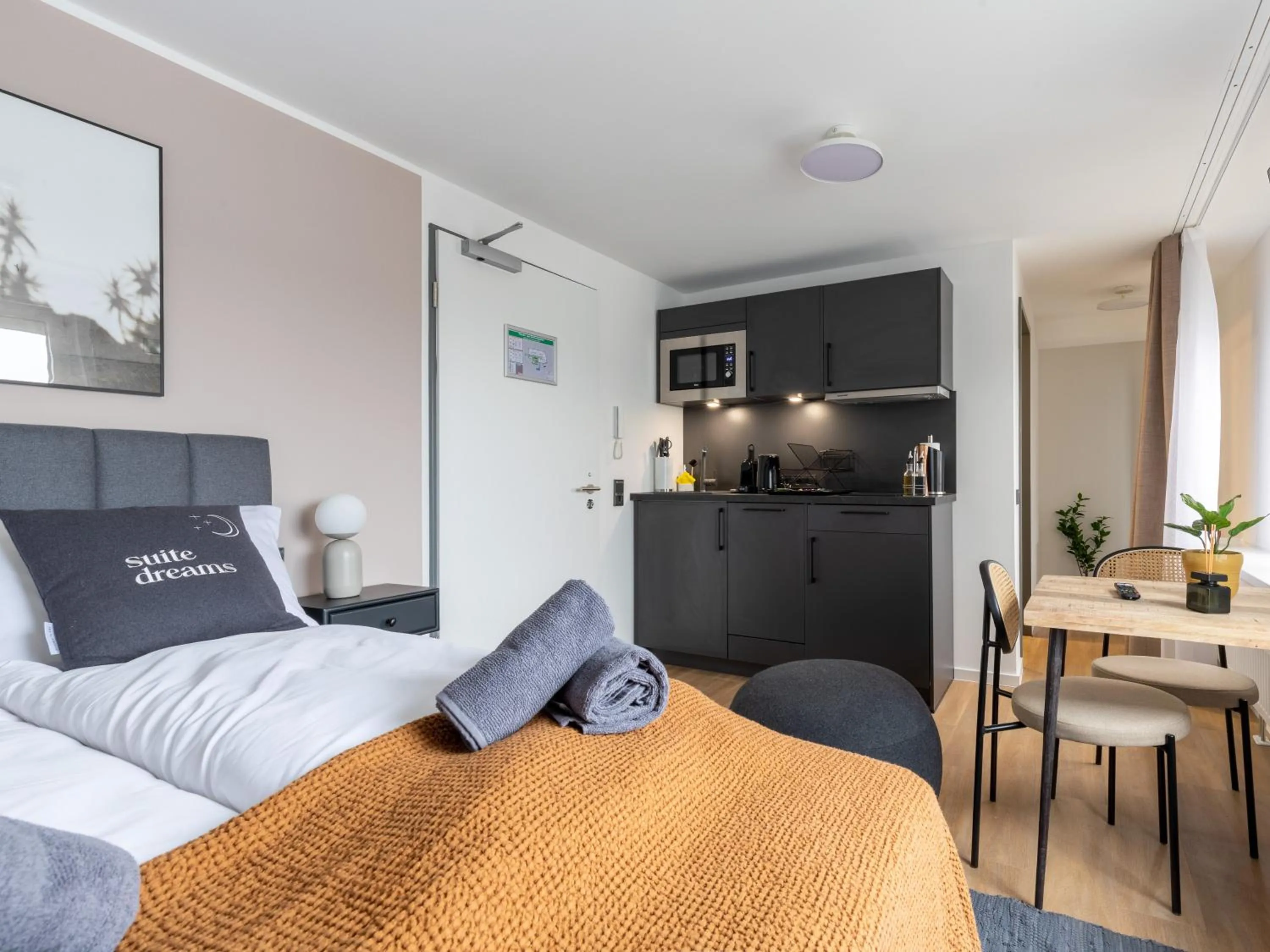 Bed in Limehome Essen Kettwiger Straße