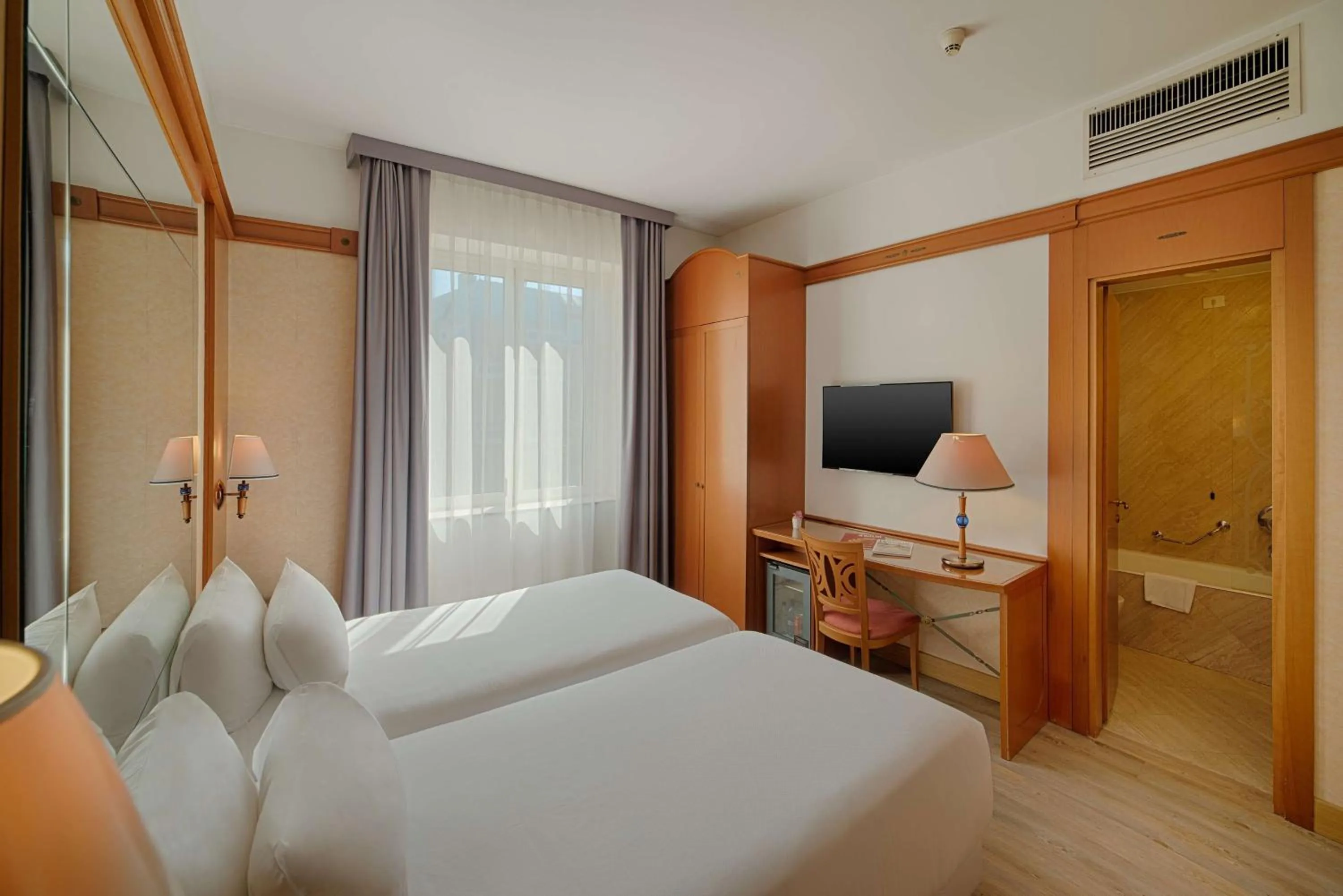 Bedroom, Bed in NH Ravenna