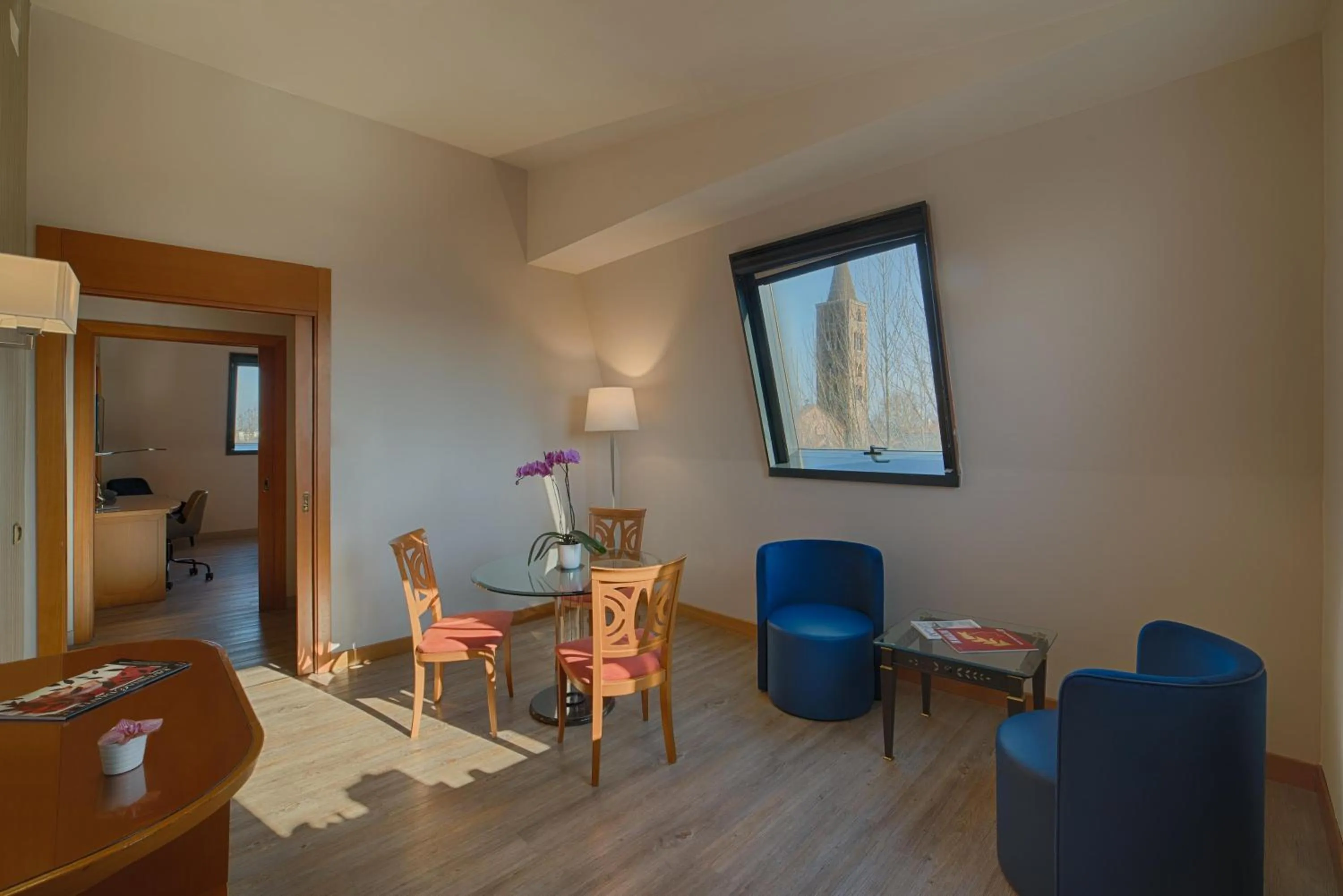 Photo of the whole room, Bed in NH Ravenna