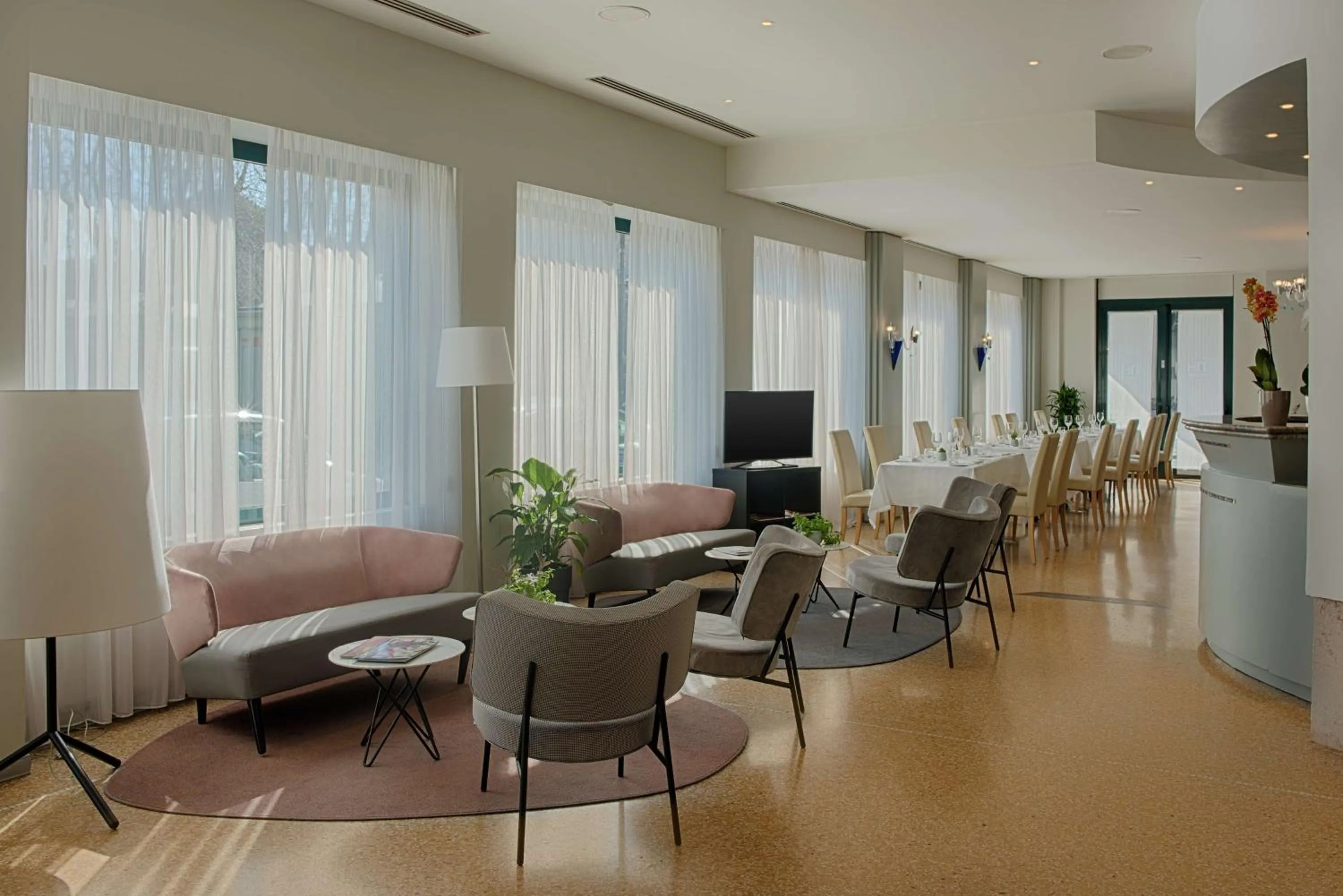 Lounge or bar in NH Ravenna