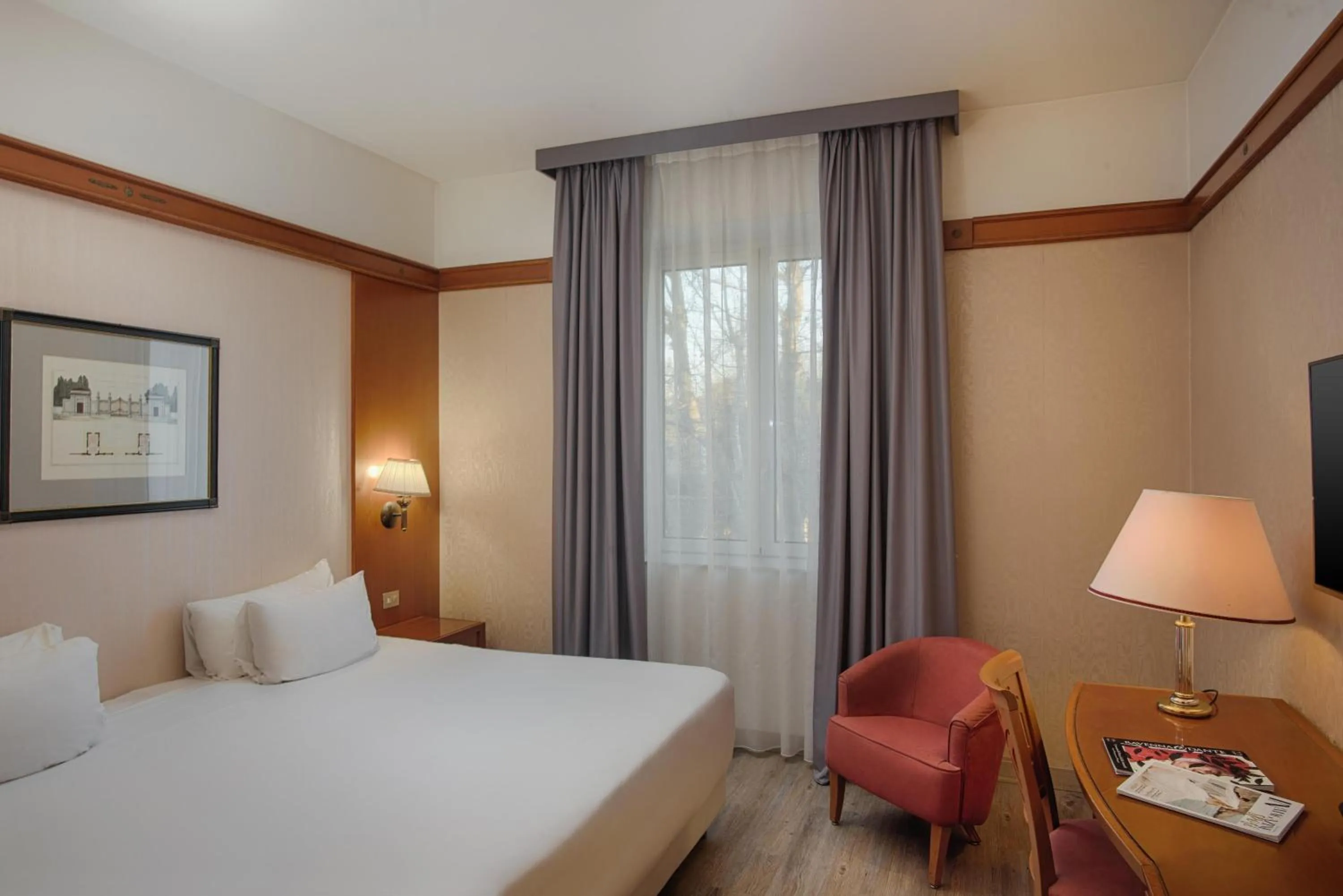 Photo of the whole room, Bed in NH Ravenna