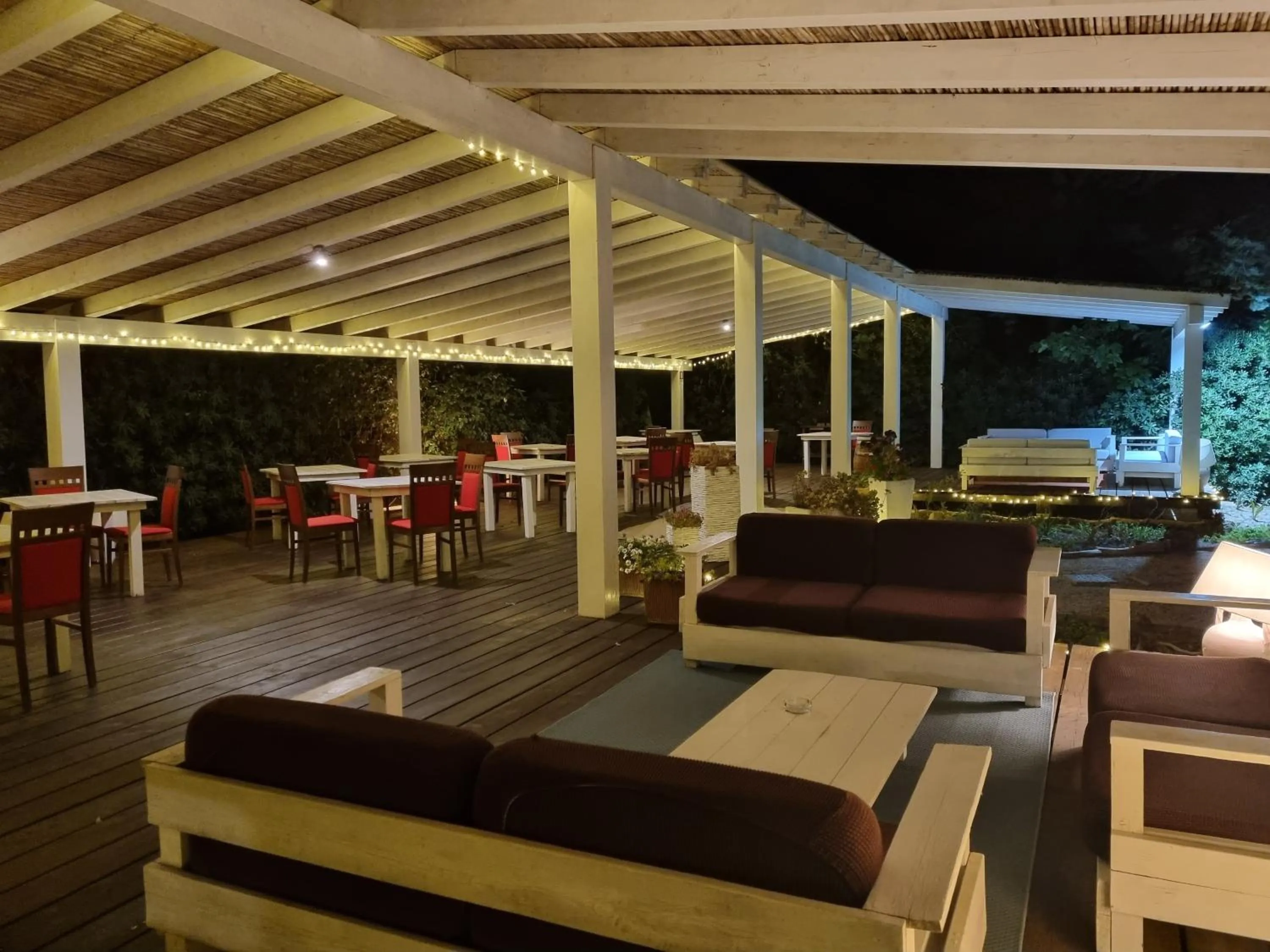 Restaurant/places to eat in Is Benas Country Lodge