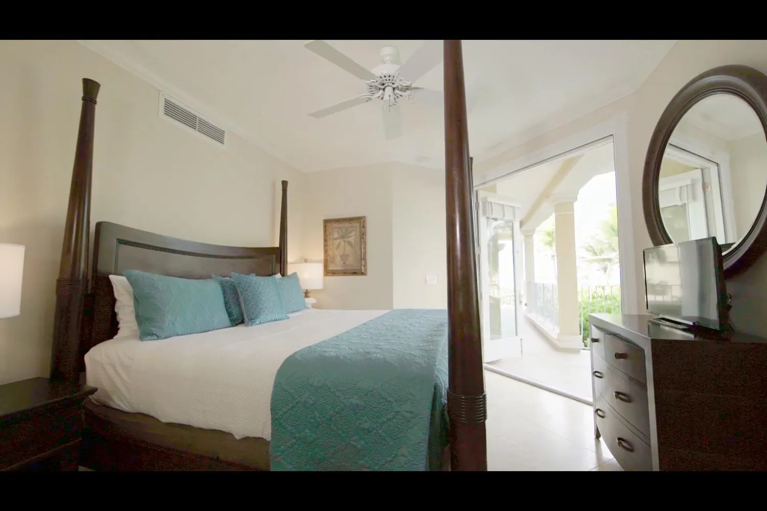 Bed in Villa Renaissance Grace Bay