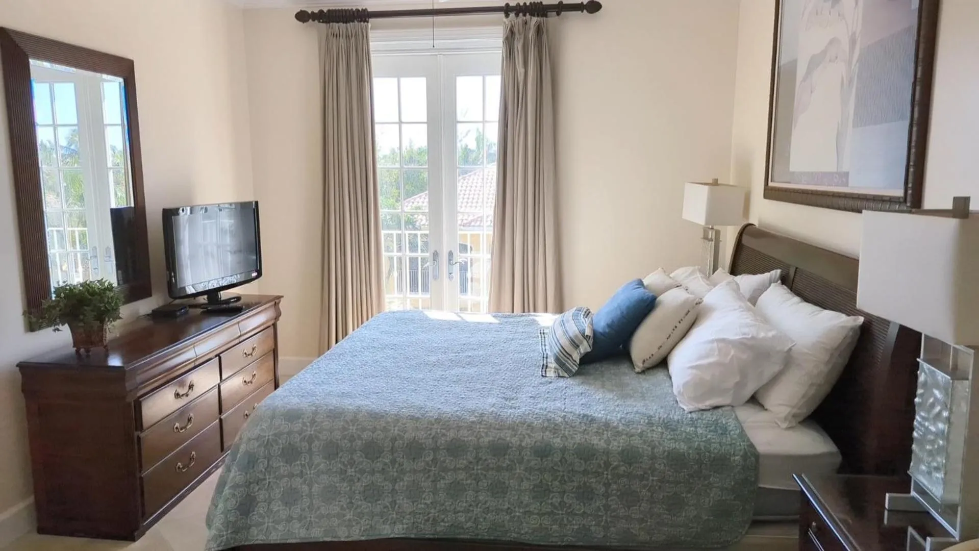 Bed in Villa Renaissance Grace Bay