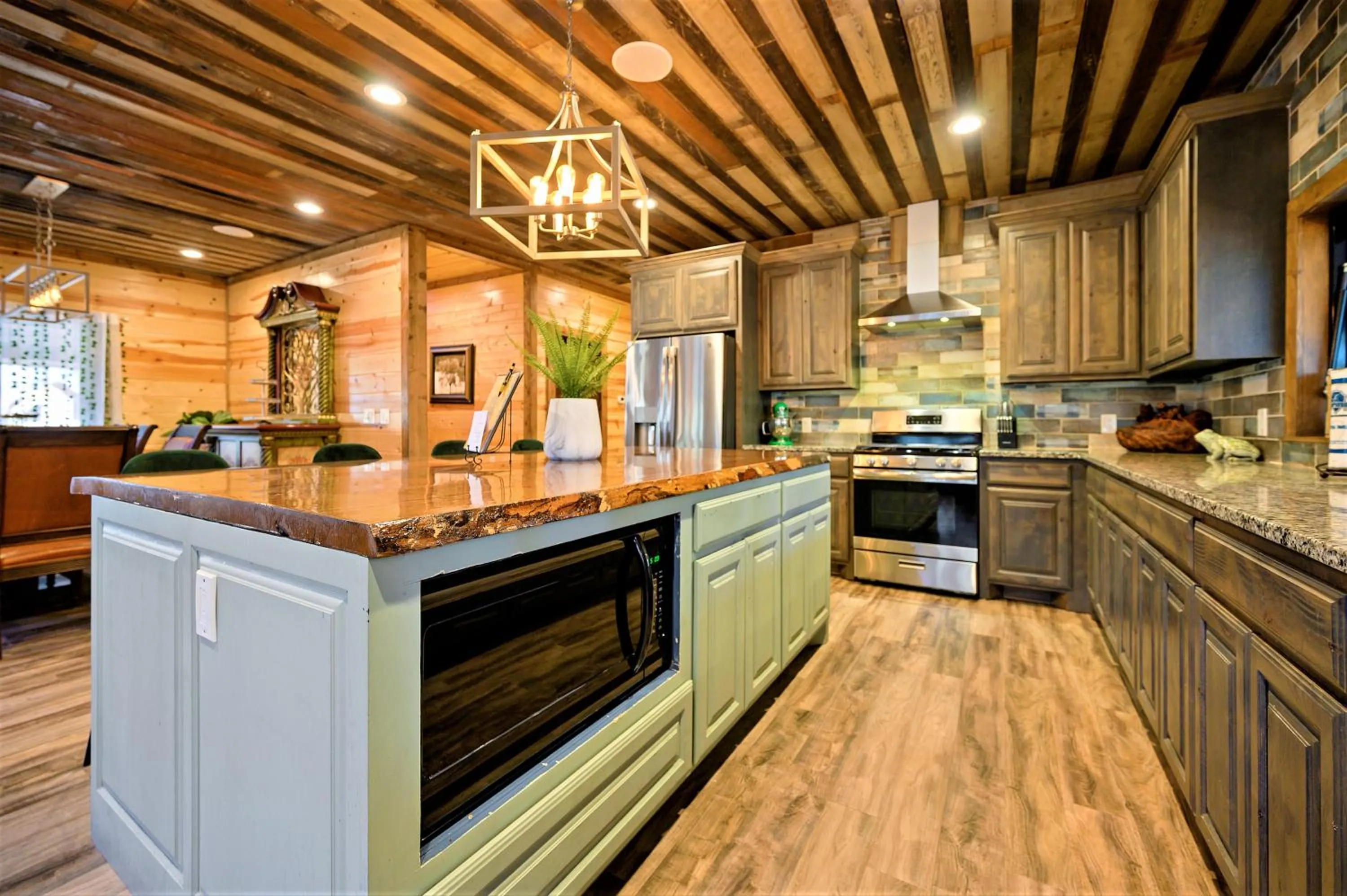 The Nomi Lodge - Sleeps 28 - Gorgeous Rustic Cabin, Centrally Located, Tons of Amenities