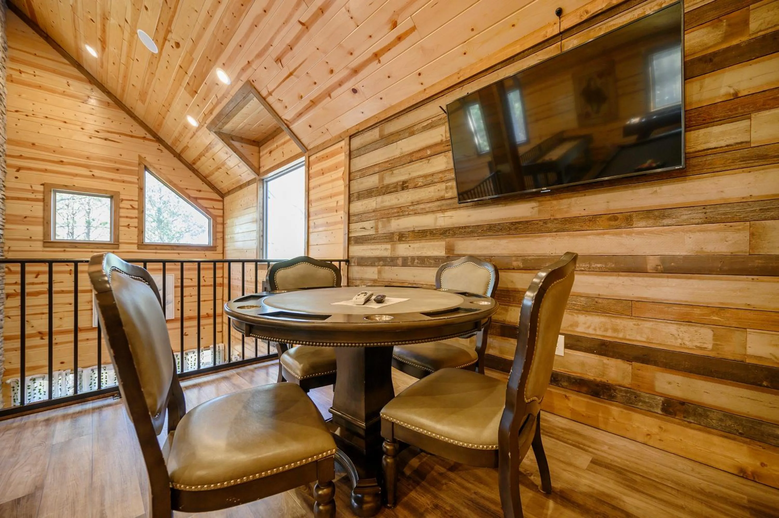 The Nomi Lodge - Sleeps 28 - Gorgeous Rustic Cabin, Centrally Located, Tons of Amenities