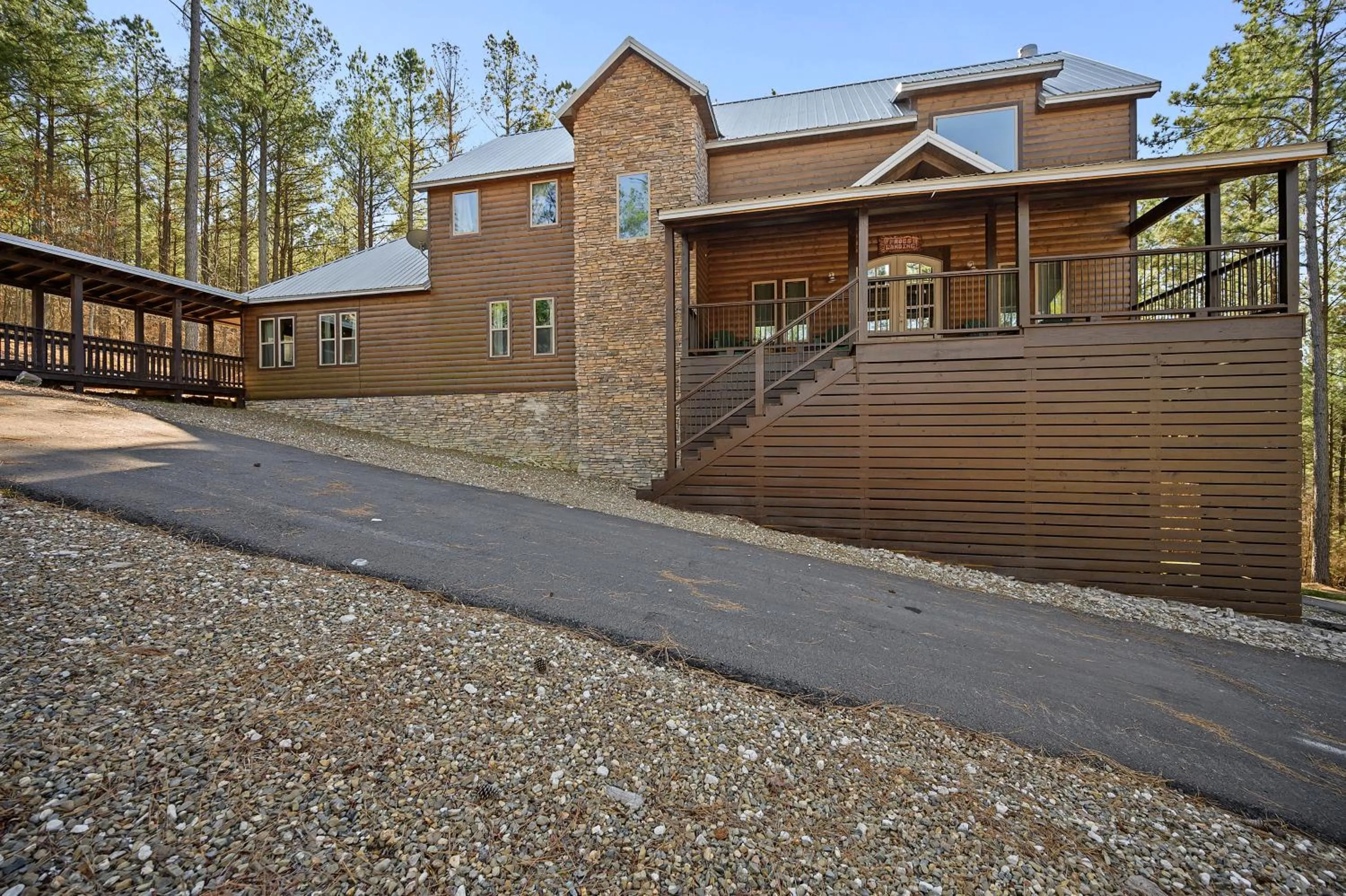 The Nomi Lodge - Sleeps 28 - Gorgeous Rustic Cabin, Centrally Located, Tons of Amenities