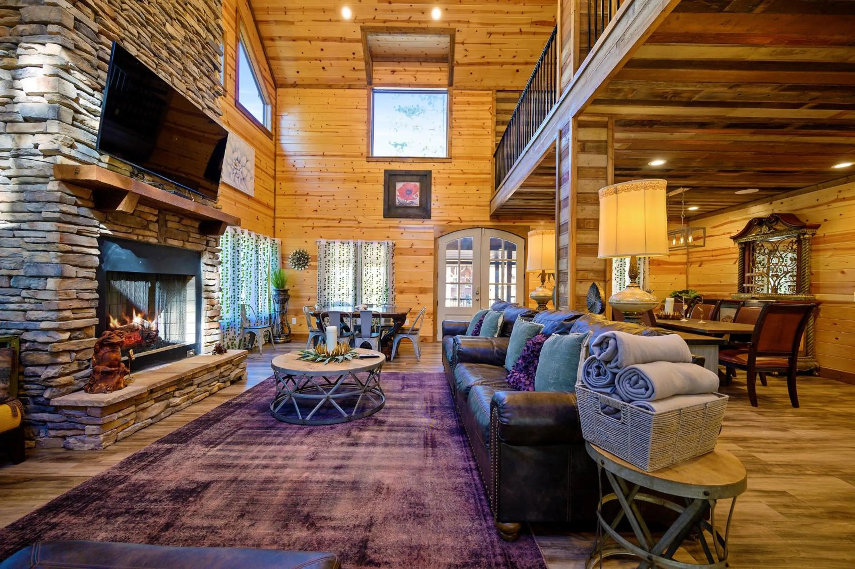 The Nomi Lodge - Sleeps 28 - Gorgeous Rustic Cabin, Centrally Located, Tons of Amenities