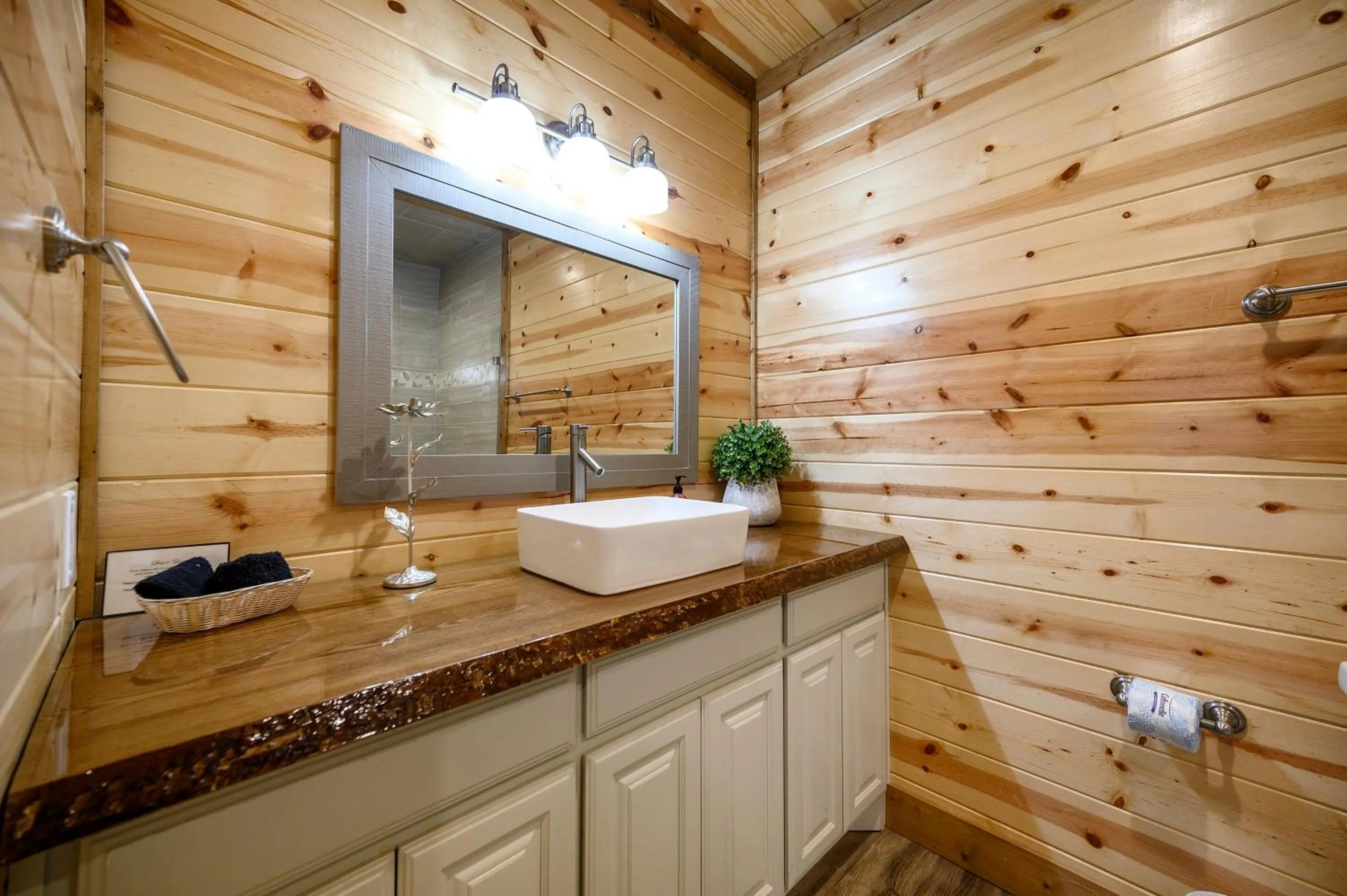 The Nomi Lodge - Sleeps 28 - Gorgeous Rustic Cabin, Centrally Located, Tons of Amenities