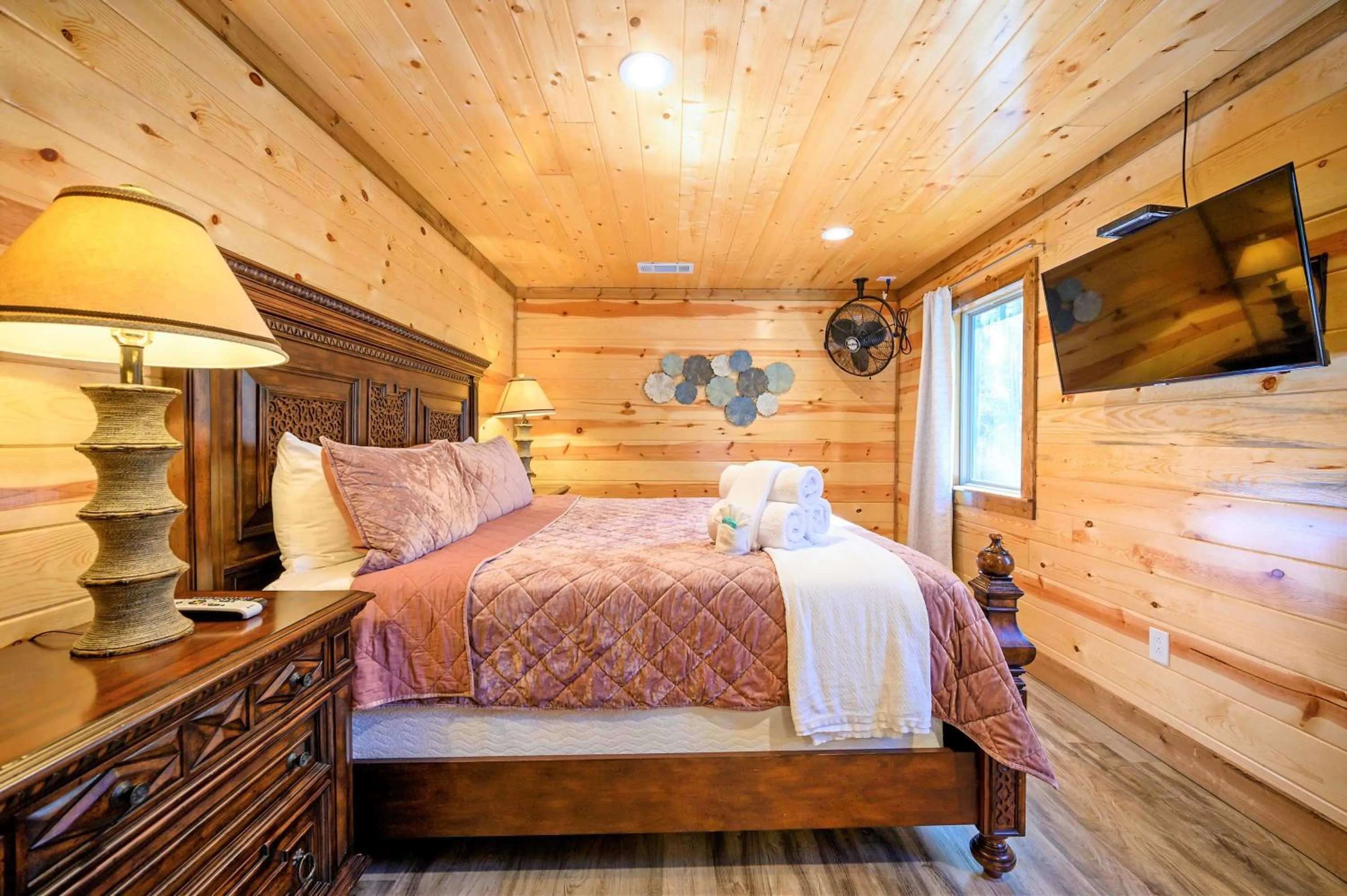 Bedroom, Bed in The Nomi Lodge - Sleeps 28 - Gorgeous Rustic Cabin, Centrally Located, Tons of Amenities