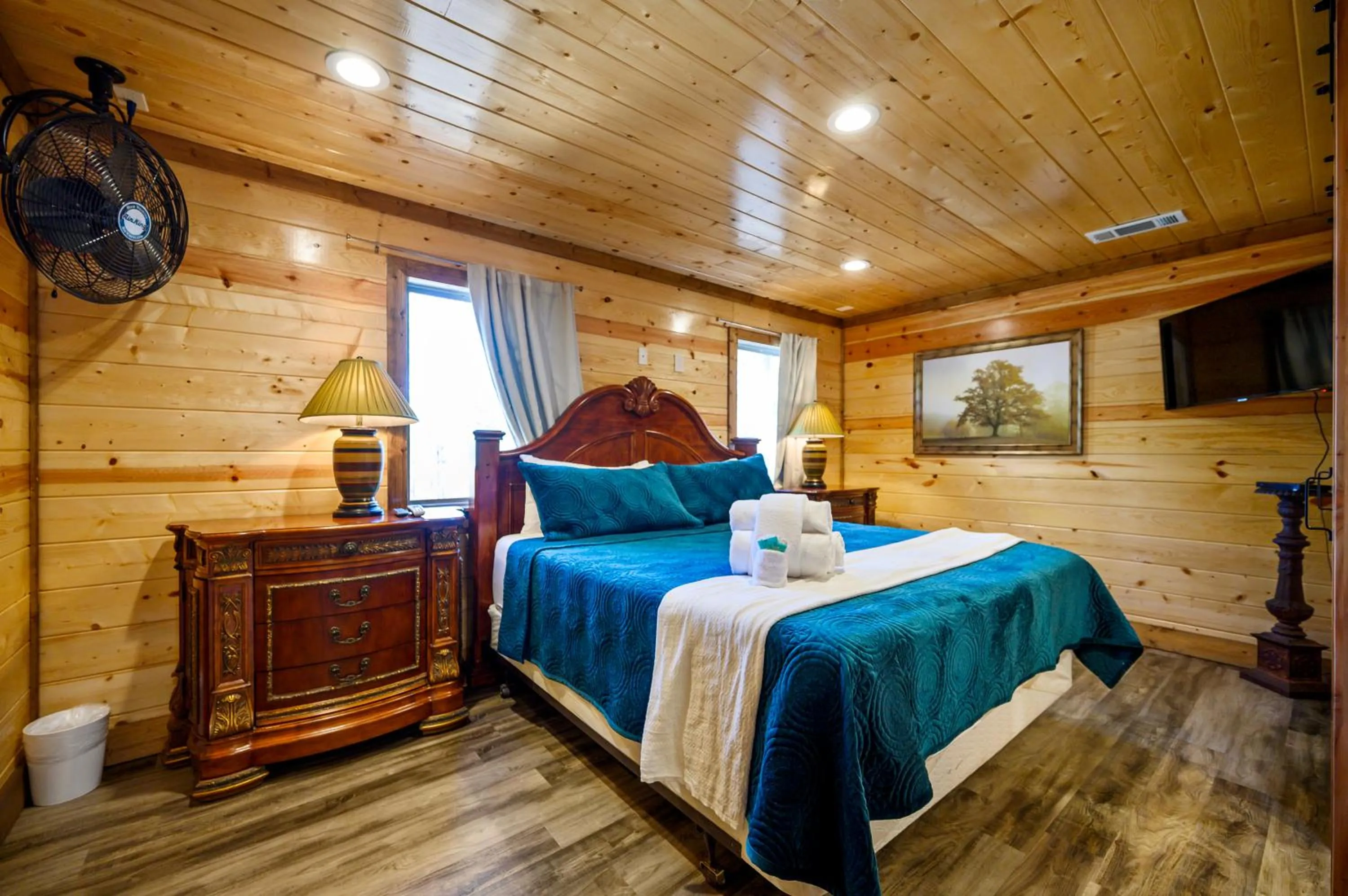 Bed in The Nomi Lodge - Sleeps 28 - Gorgeous Rustic Cabin, Centrally Located, Tons of Amenities