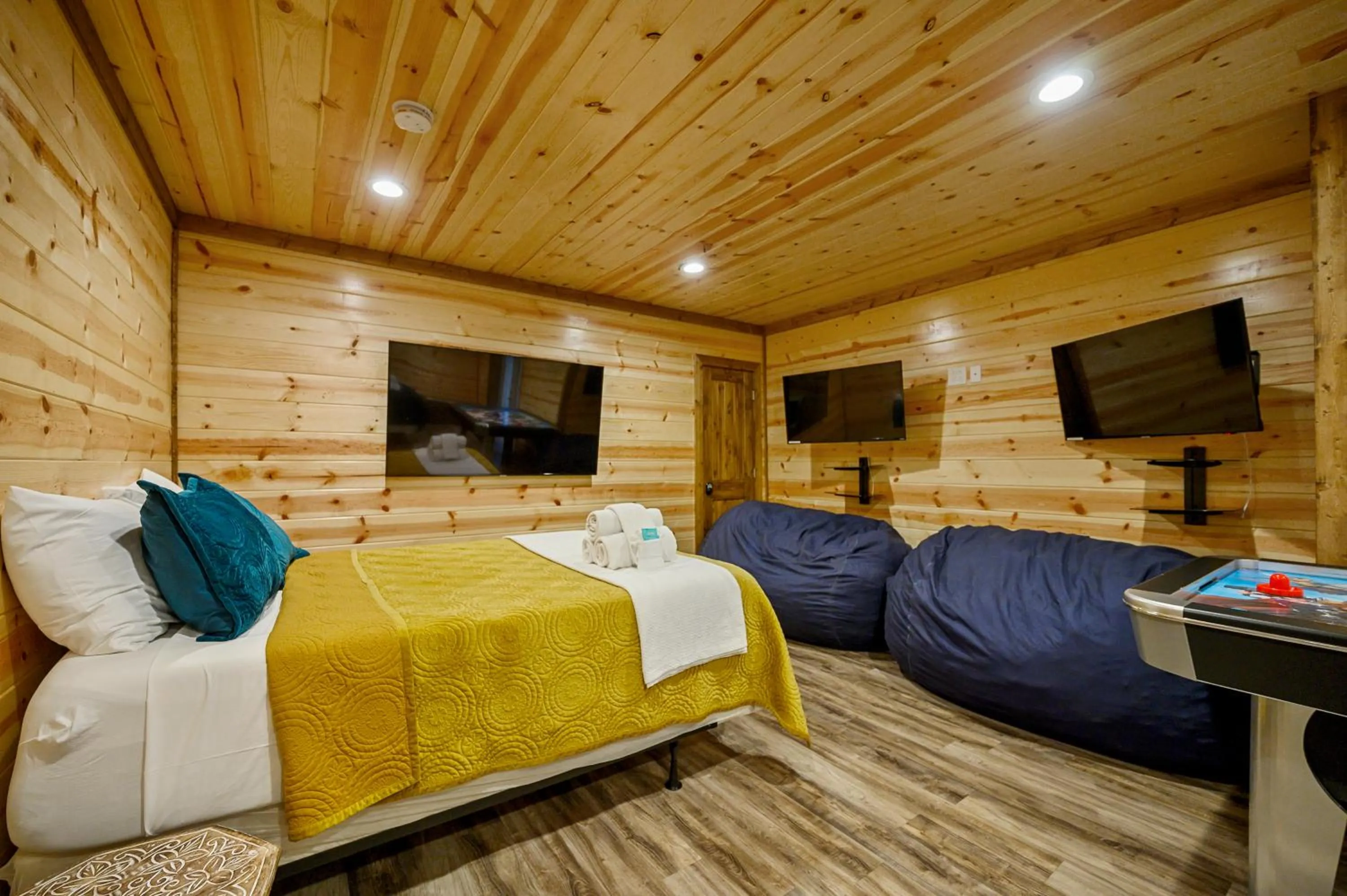 The Nomi Lodge - Sleeps 28 - Gorgeous Rustic Cabin, Centrally Located, Tons of Amenities