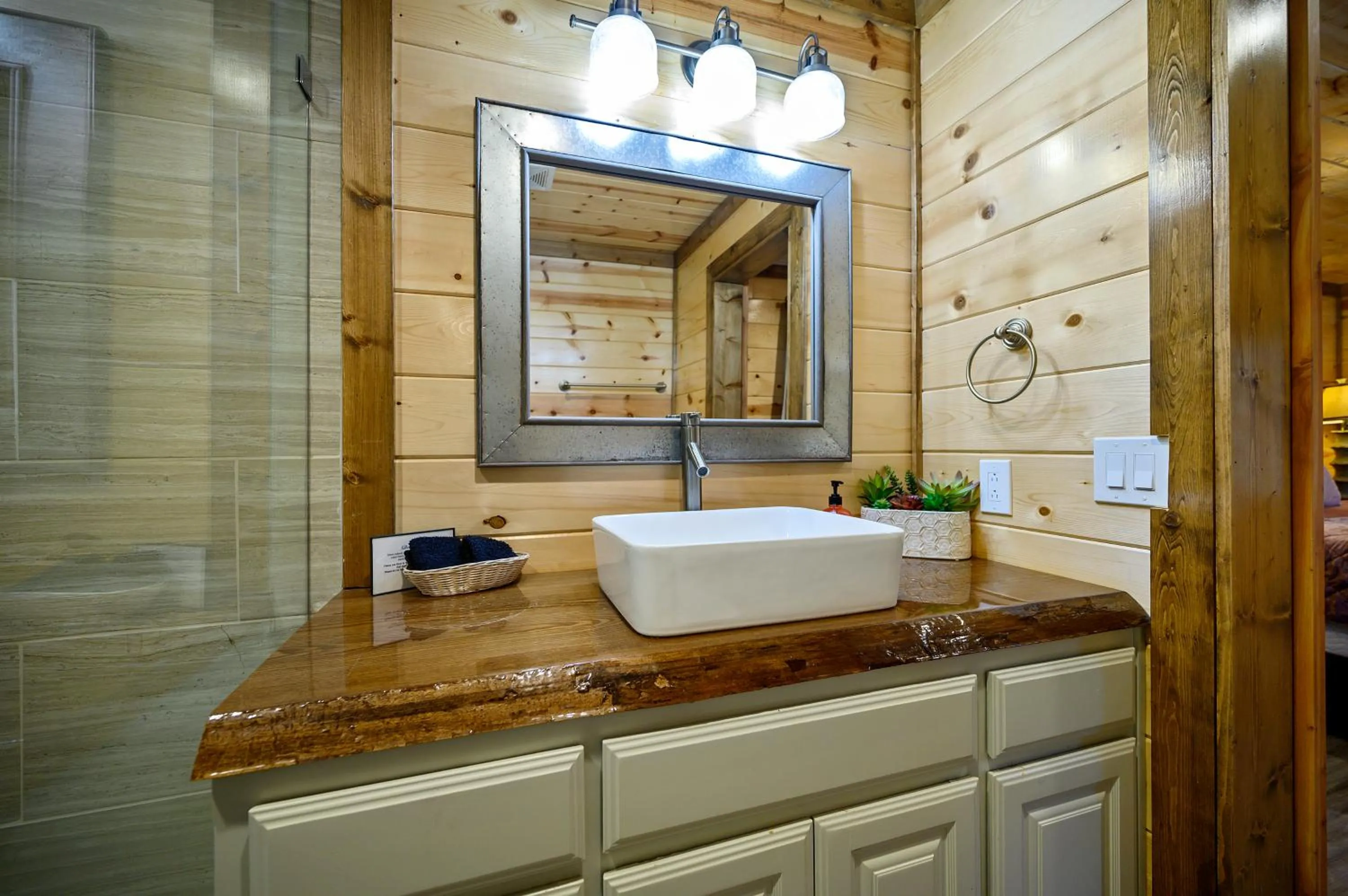 The Nomi Lodge - Sleeps 28 - Gorgeous Rustic Cabin, Centrally Located, Tons of Amenities