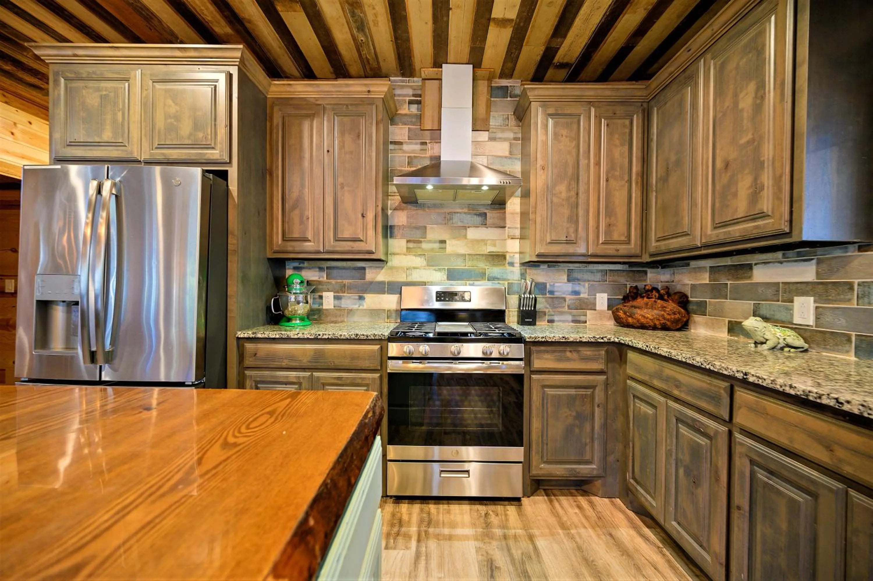 The Nomi Lodge - Sleeps 28 - Gorgeous Rustic Cabin, Centrally Located, Tons of Amenities