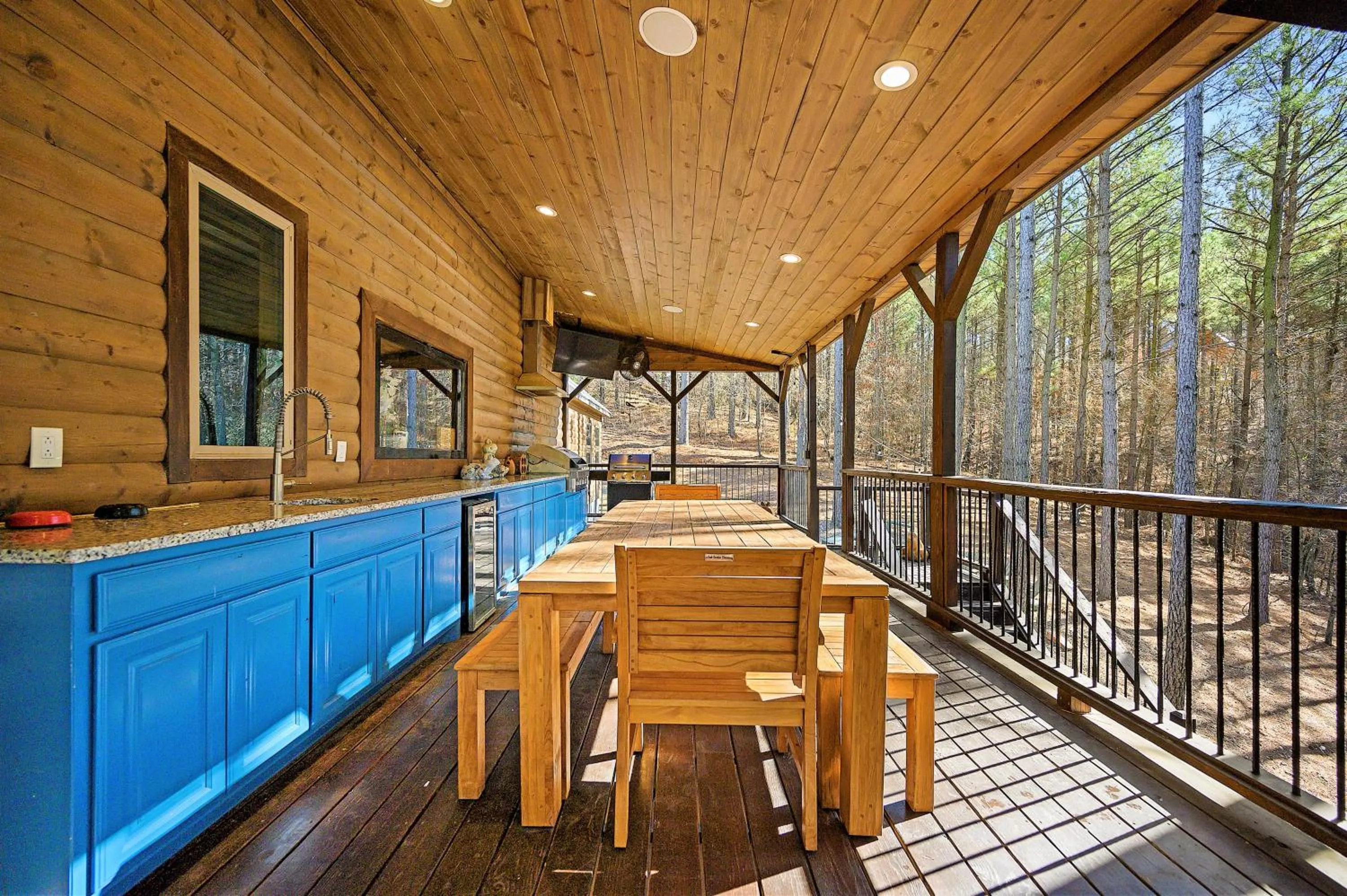 Dining area in The Nomi Lodge - Sleeps 28 - Gorgeous Rustic Cabin, Centrally Located, Tons of Amenities