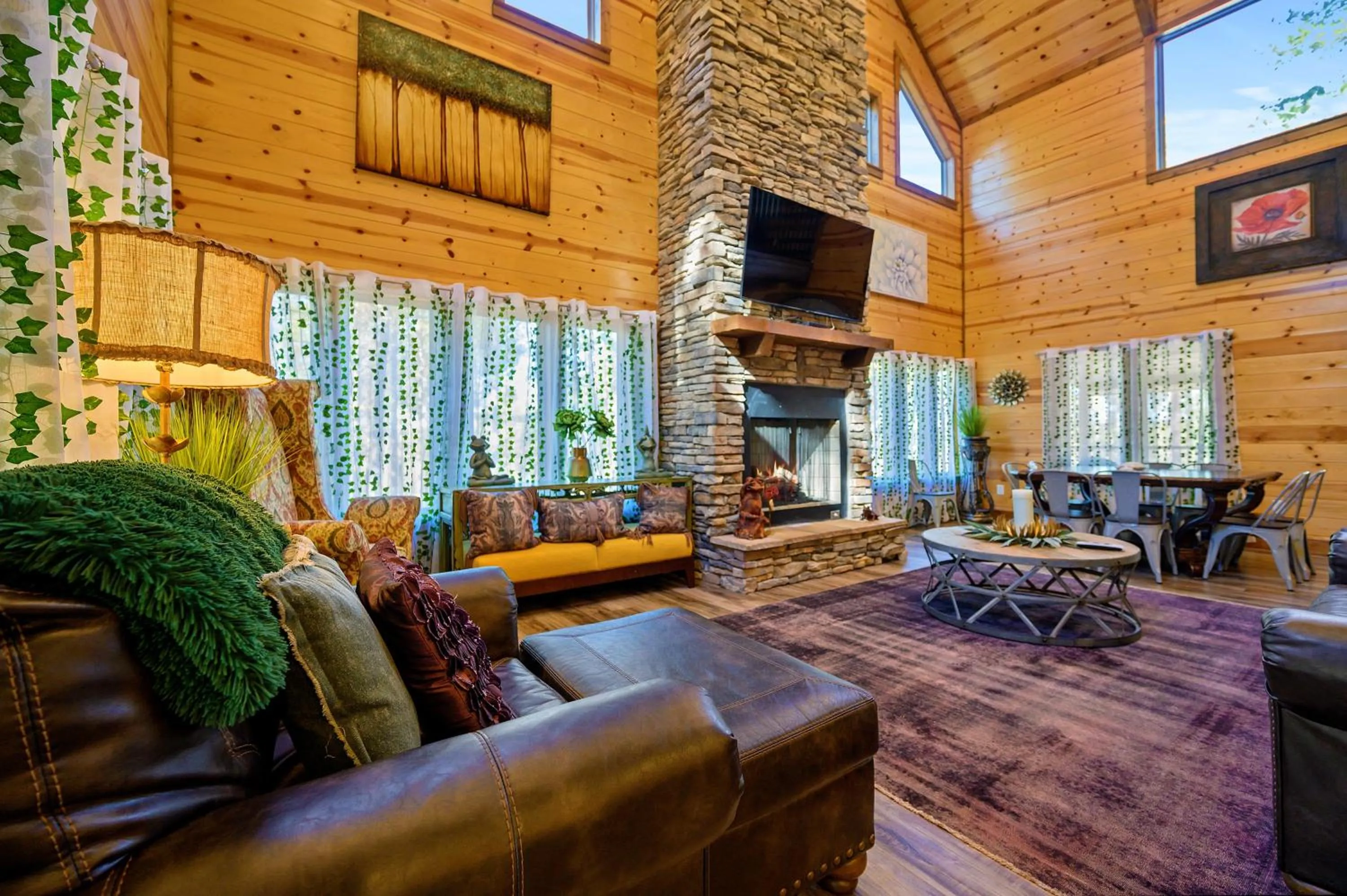 The Nomi Lodge - Sleeps 28 - Gorgeous Rustic Cabin, Centrally Located, Tons of Amenities