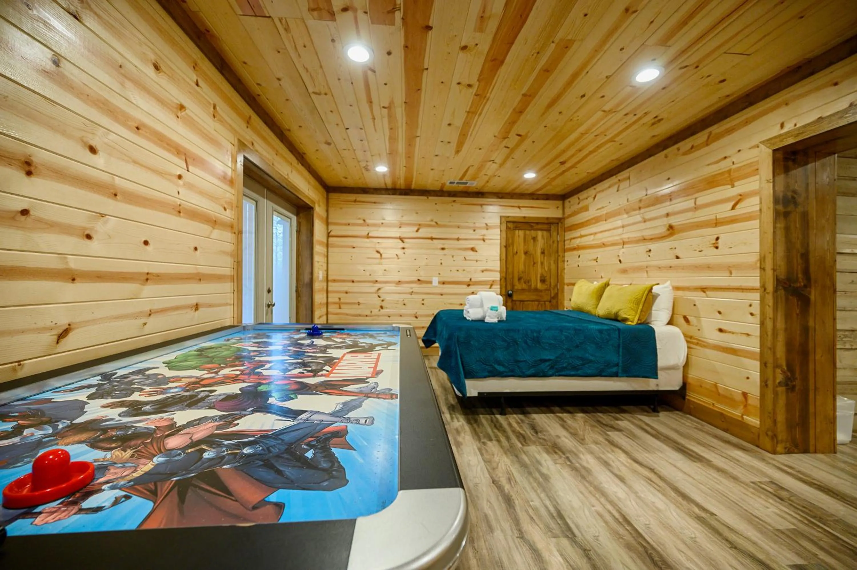 The Nomi Lodge - Sleeps 28 - Gorgeous Rustic Cabin, Centrally Located, Tons of Amenities