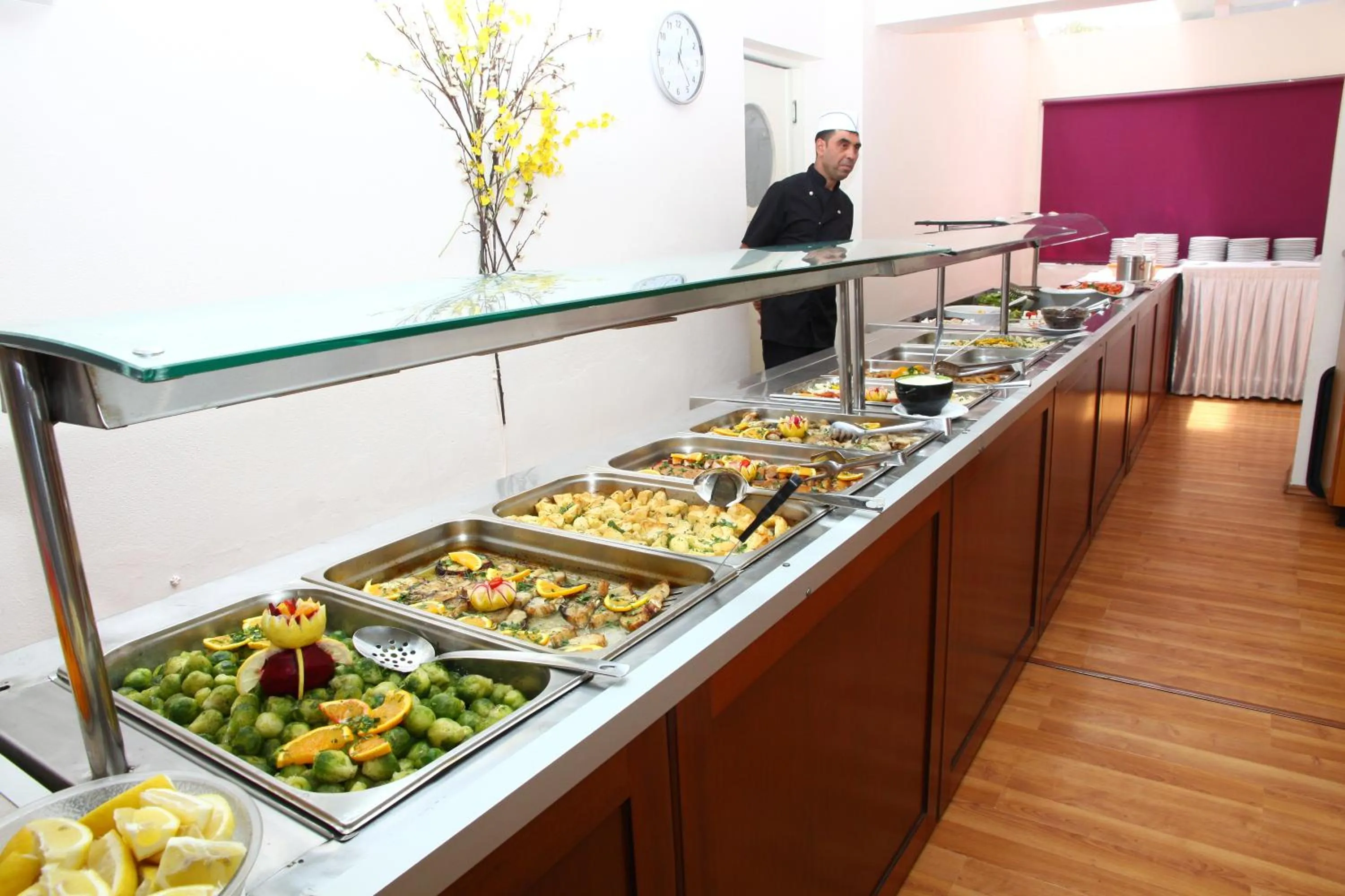 Restaurant/places to eat in Triton Hotel