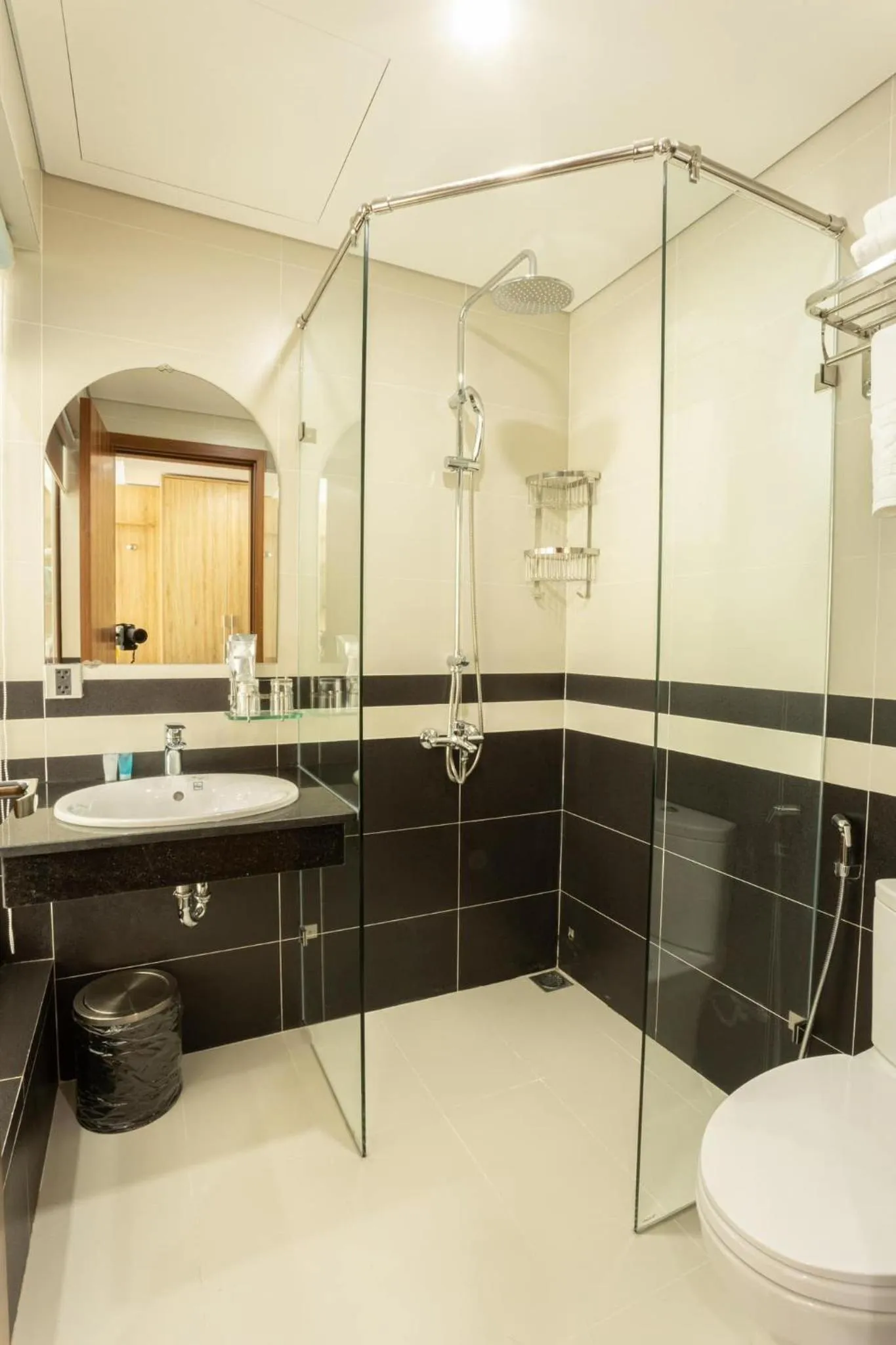 Shower in Hummer Hotel & Apartment Da Nang Beach