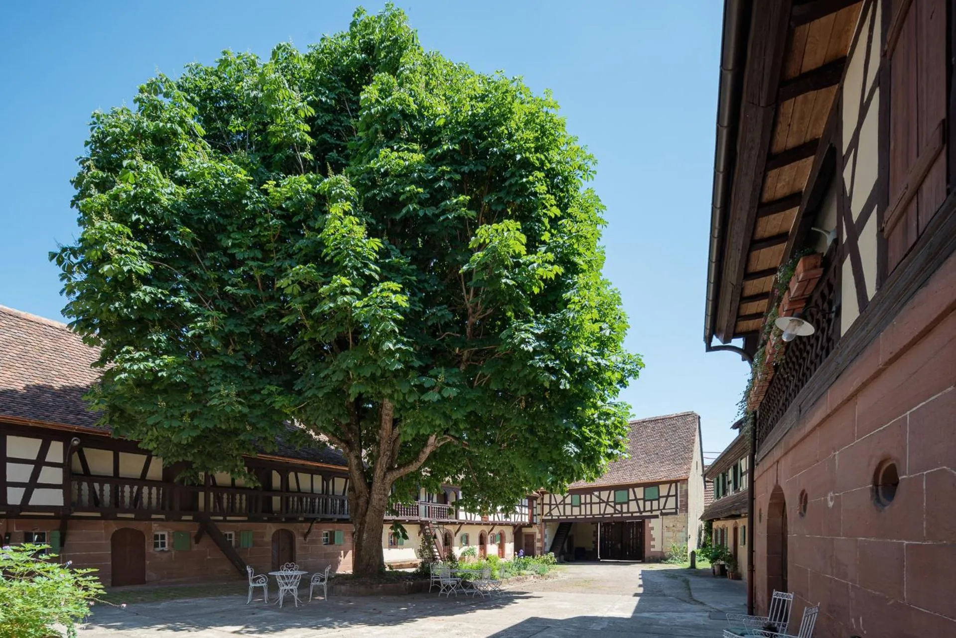 Property building in Au Fil du Temps