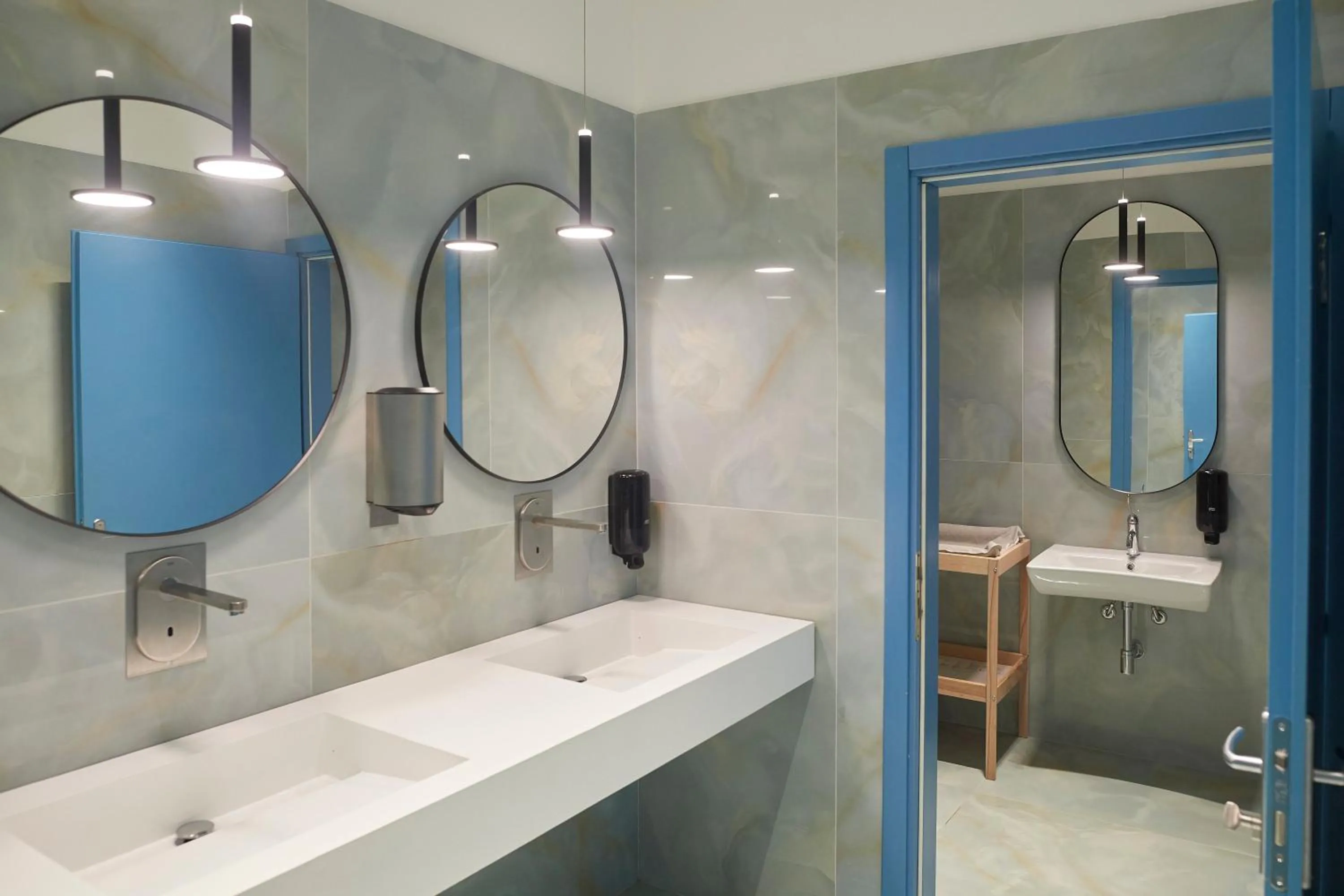 Bathroom in Hotel La Battigia