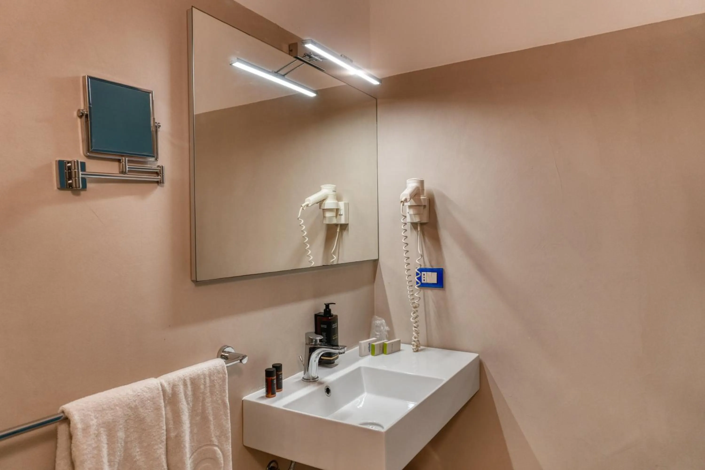 Bathroom in Hotel La Battigia