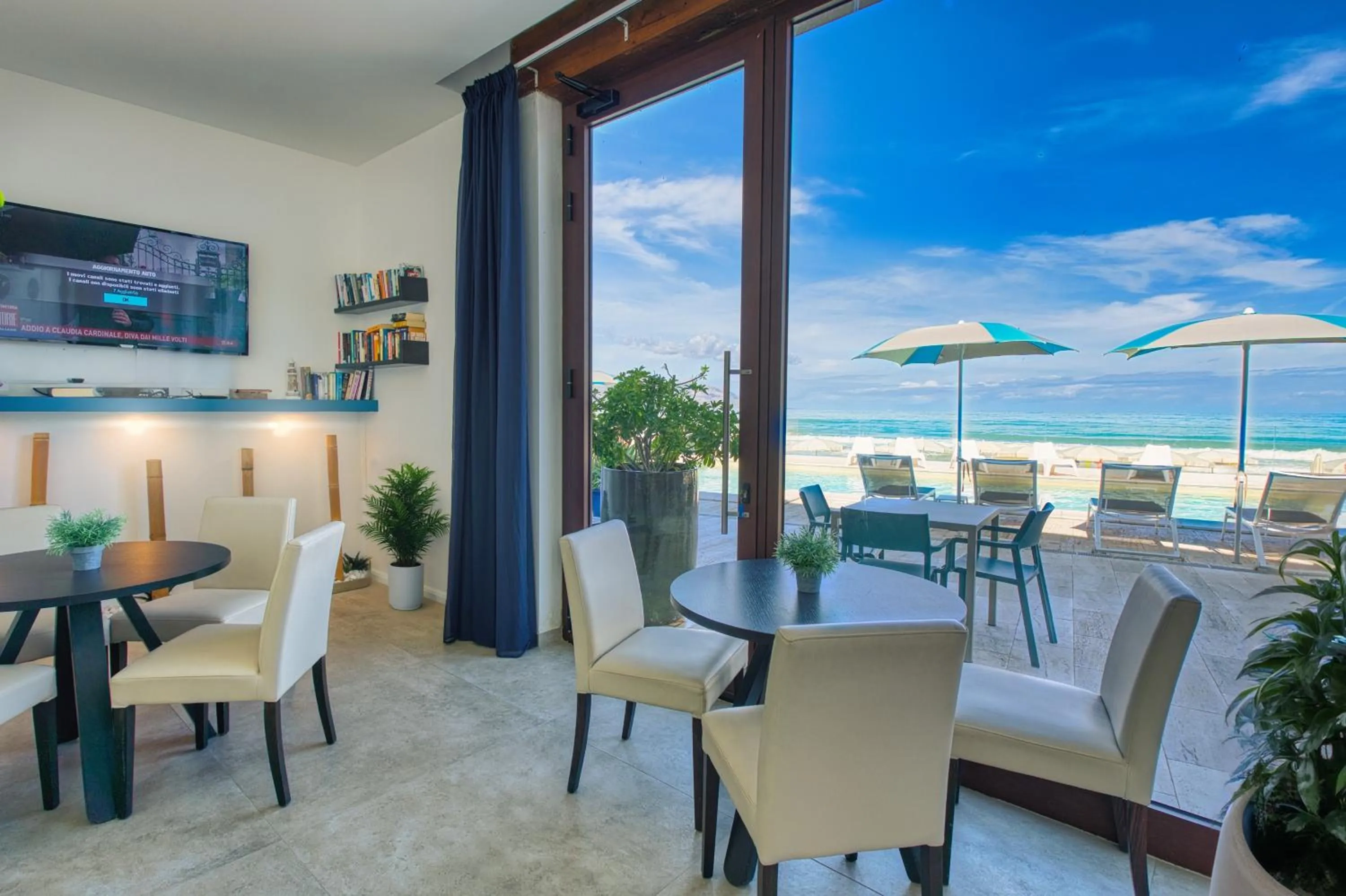 Communal lounge/ TV room in Hotel La Battigia