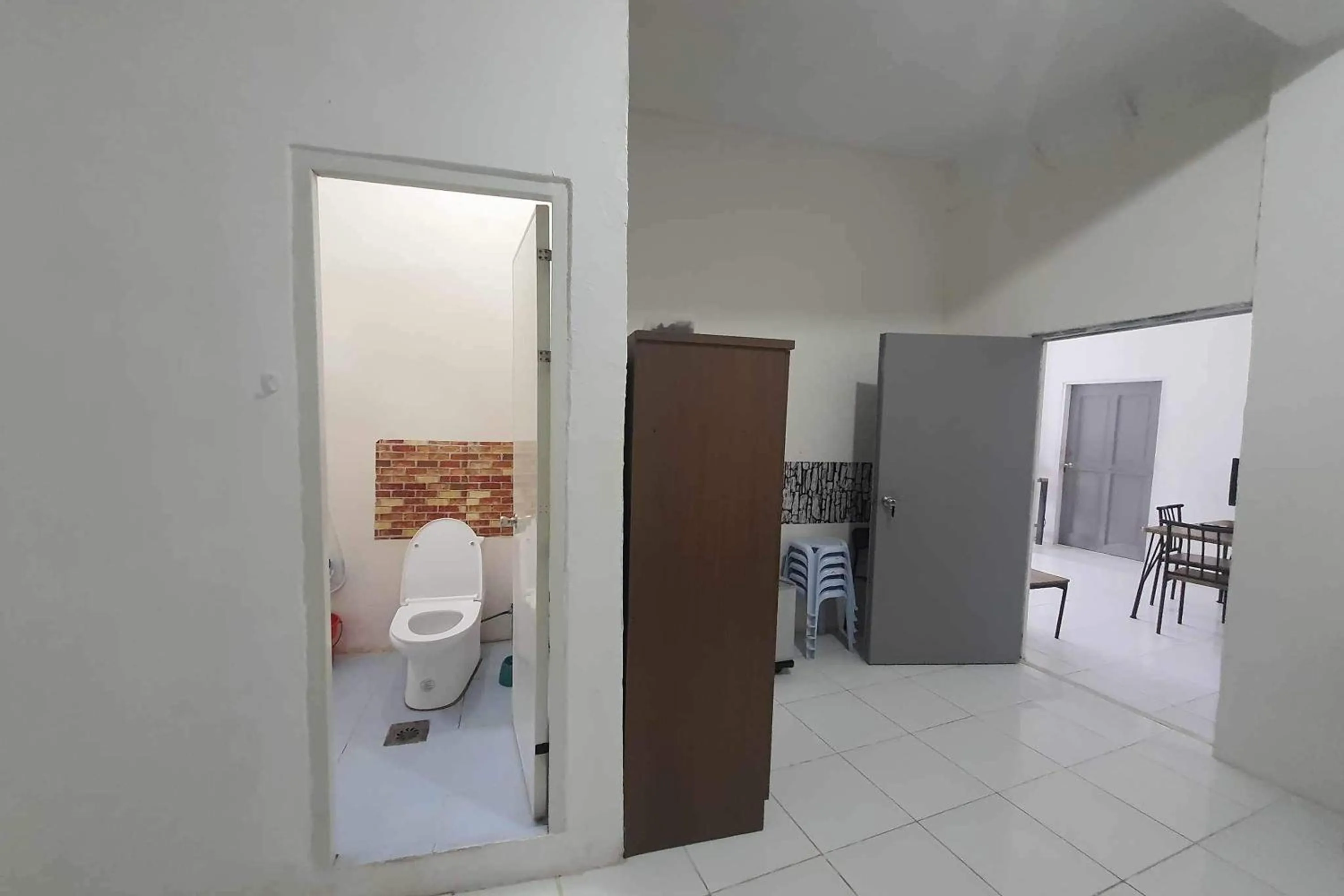 Toilet in Bohol Transient Lruy near Panglao Beach