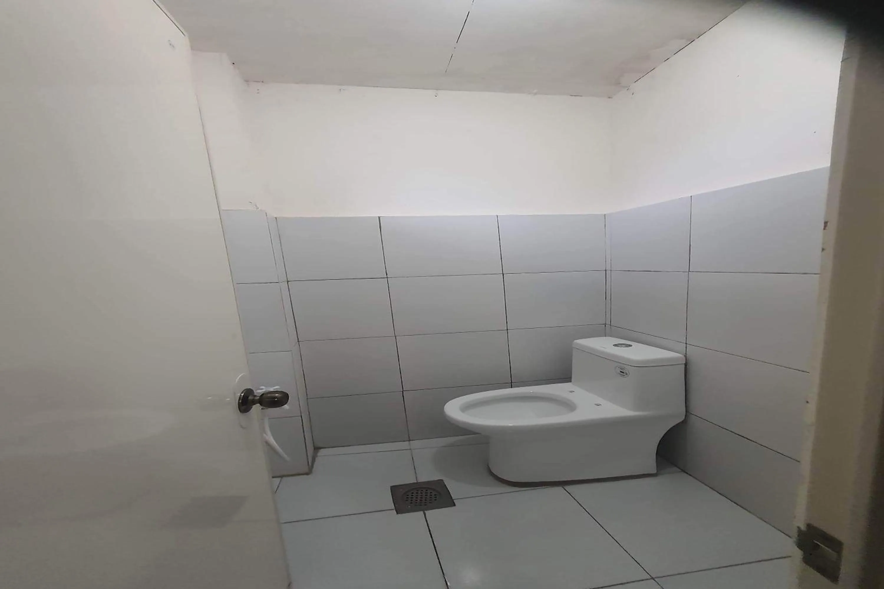 Toilet in Bohol Transient Lruy near Panglao Beach