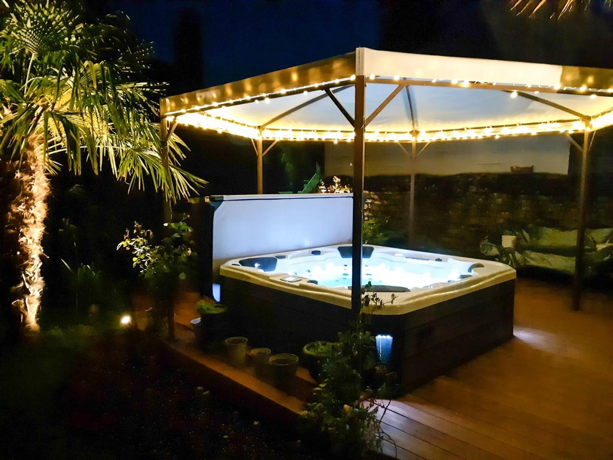 Hot Tub in Gite Ty Nid Le 1900