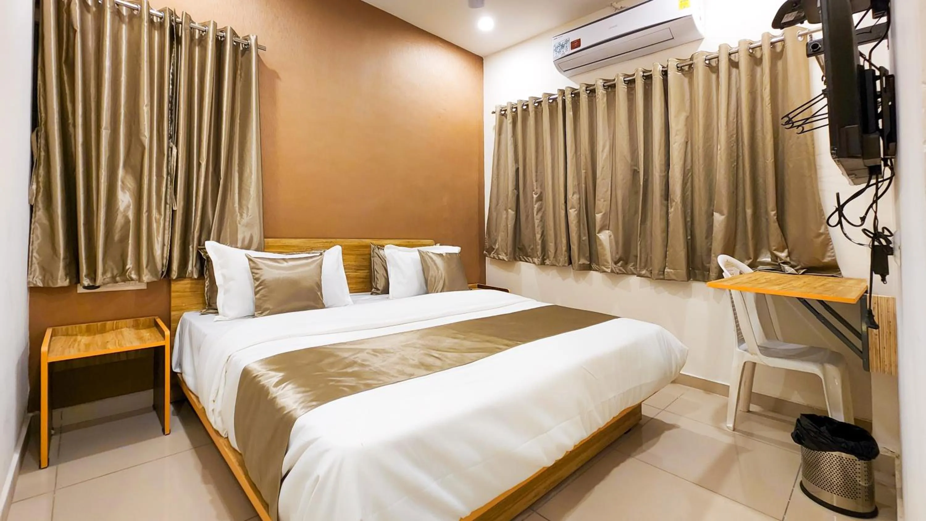 Bed in Hotel Nova Shine