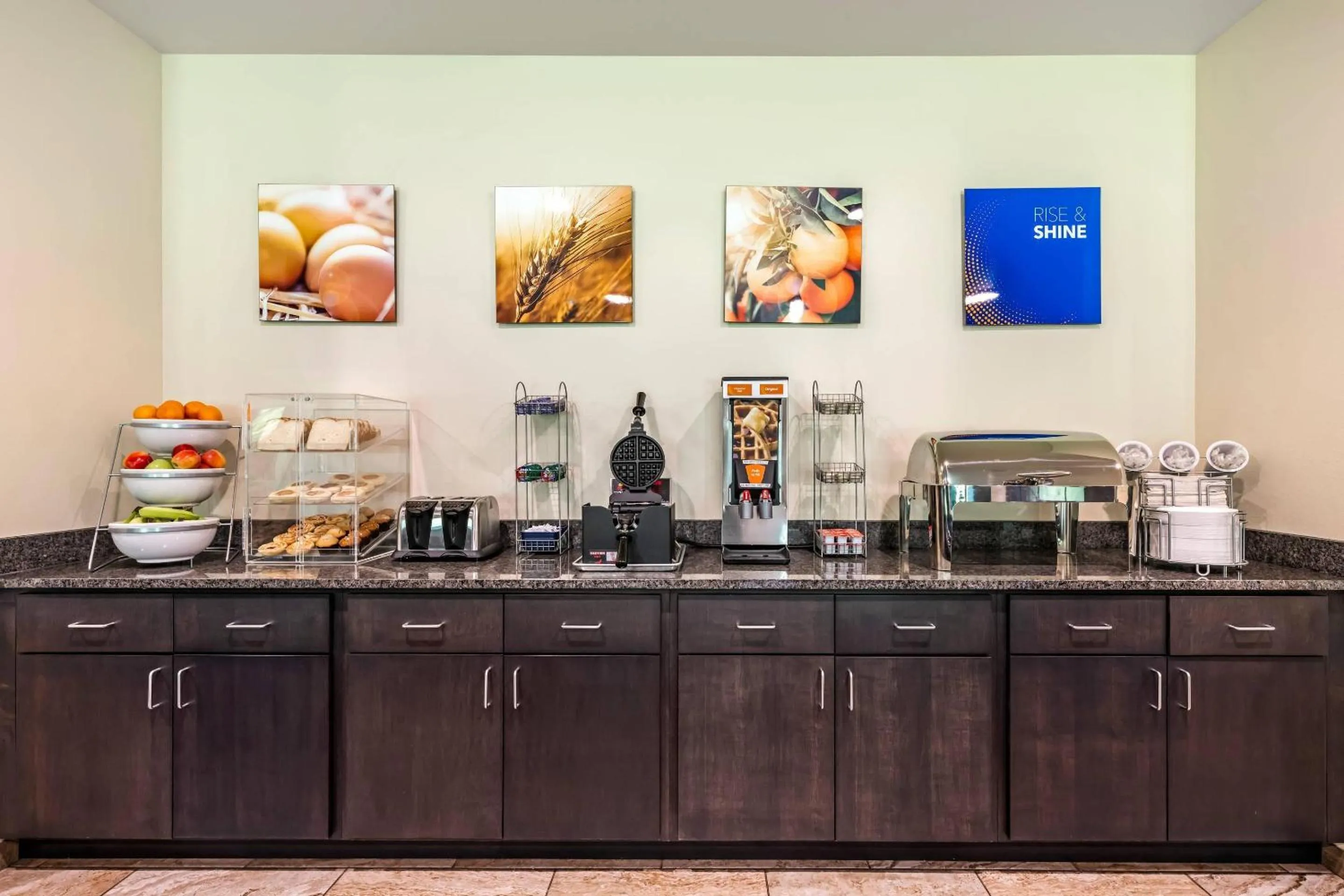 Breakfast in Comfort Inn & Suites Medina NY near Erie Canal