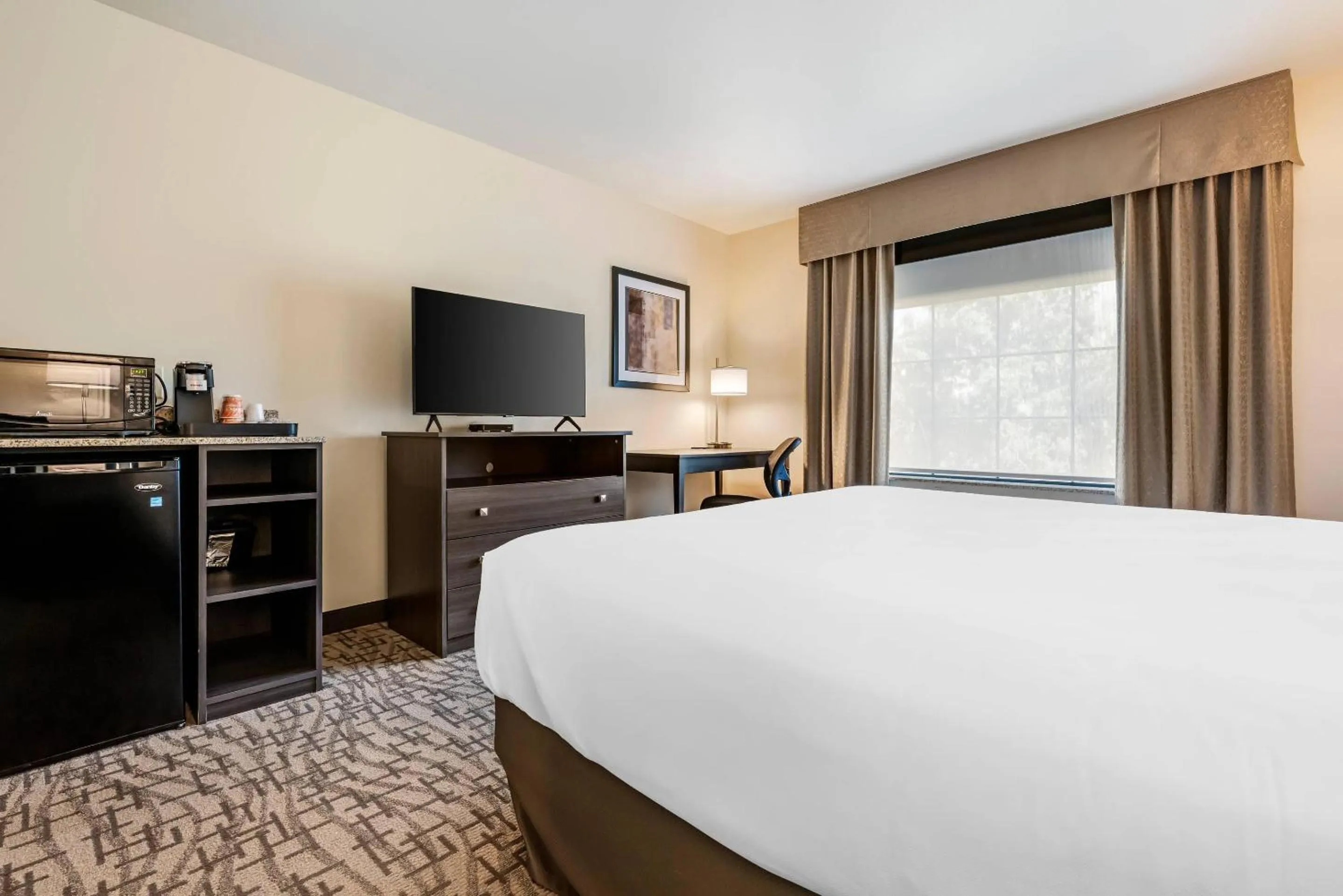 Bedroom, Bed in Comfort Inn & Suites Medina NY near Erie Canal