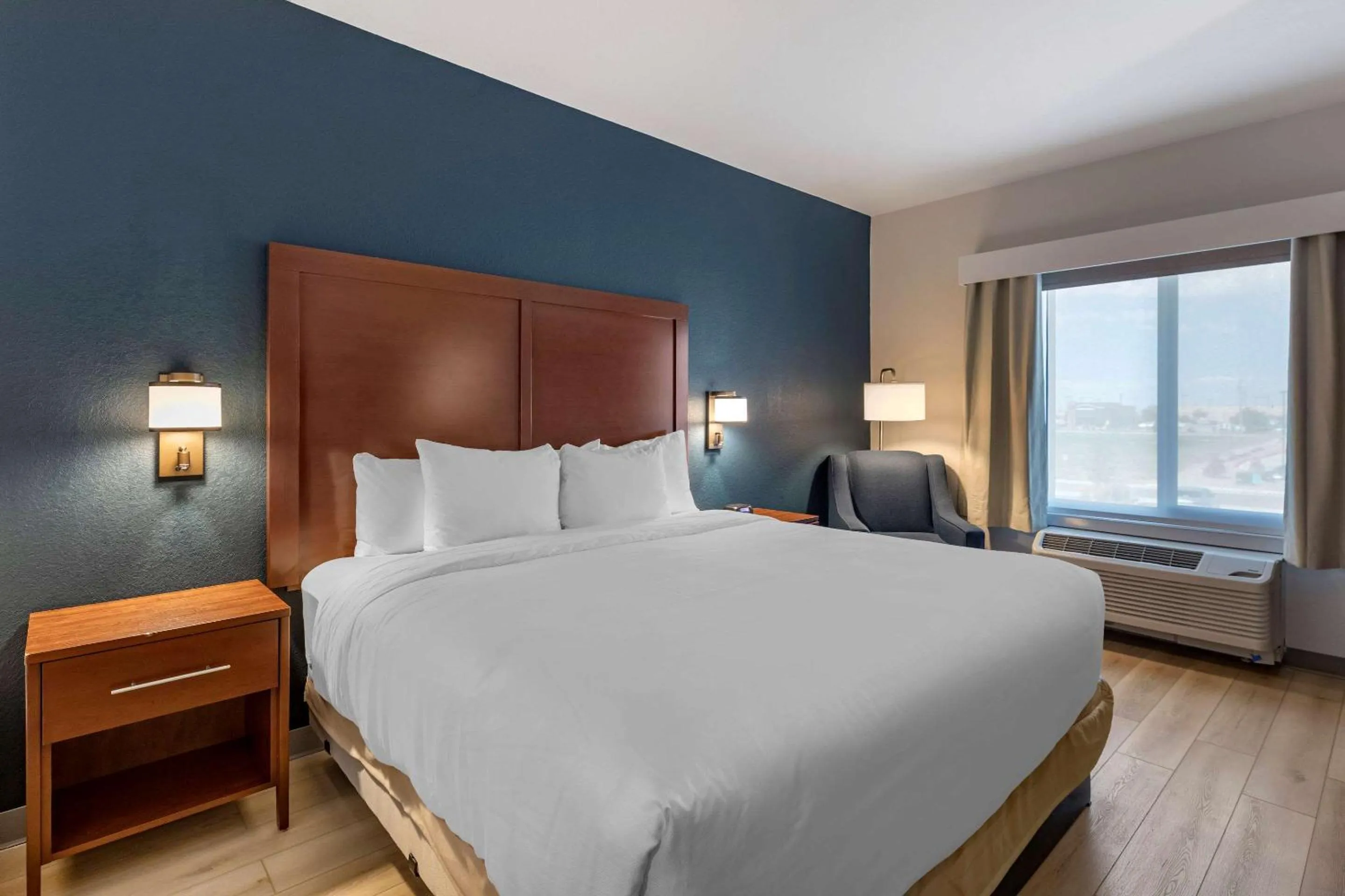 Bed in Comfort Inn & Suites Bennett