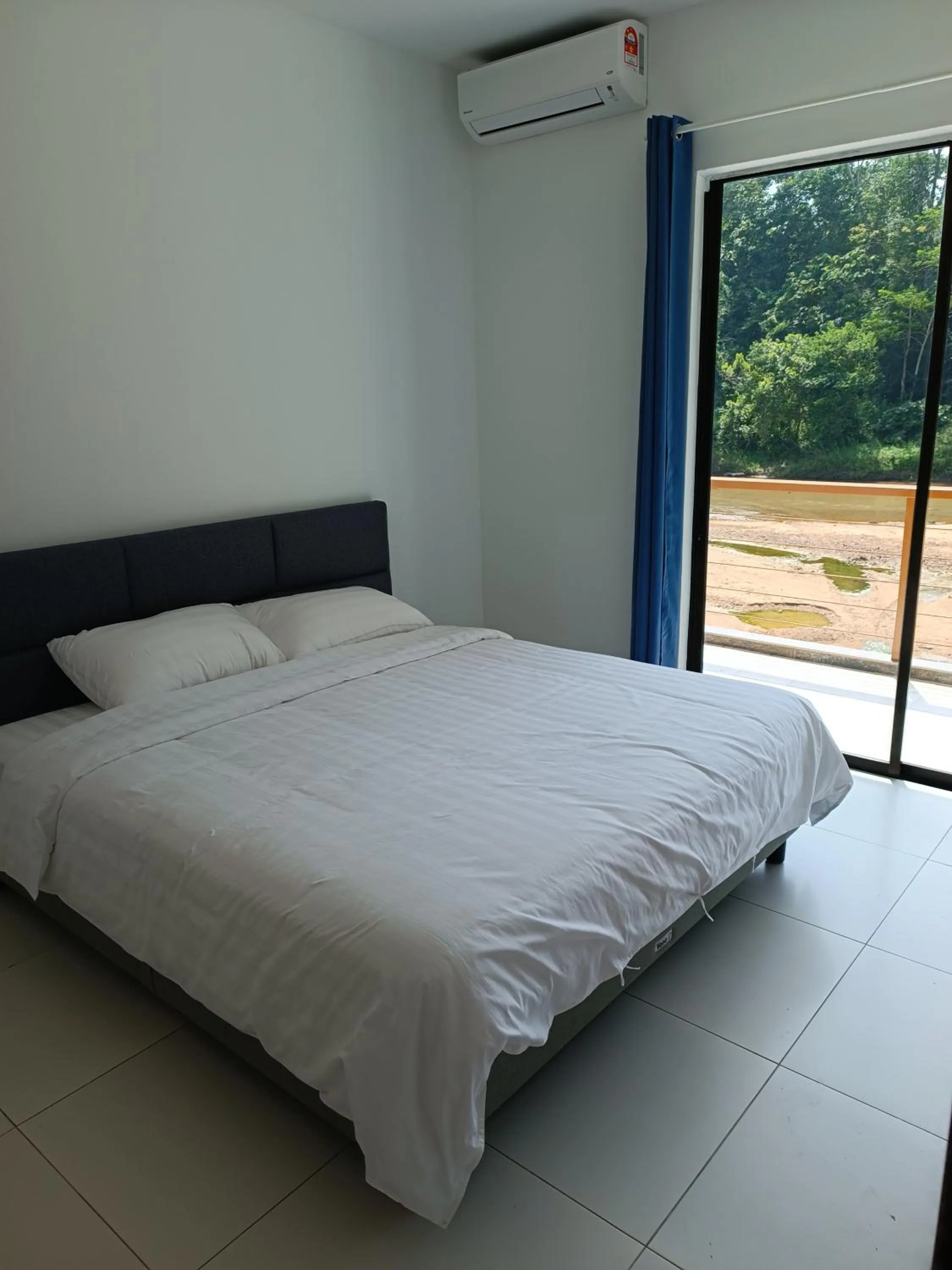 Bed in RIVERSIDE PALM INN SG LEMBING