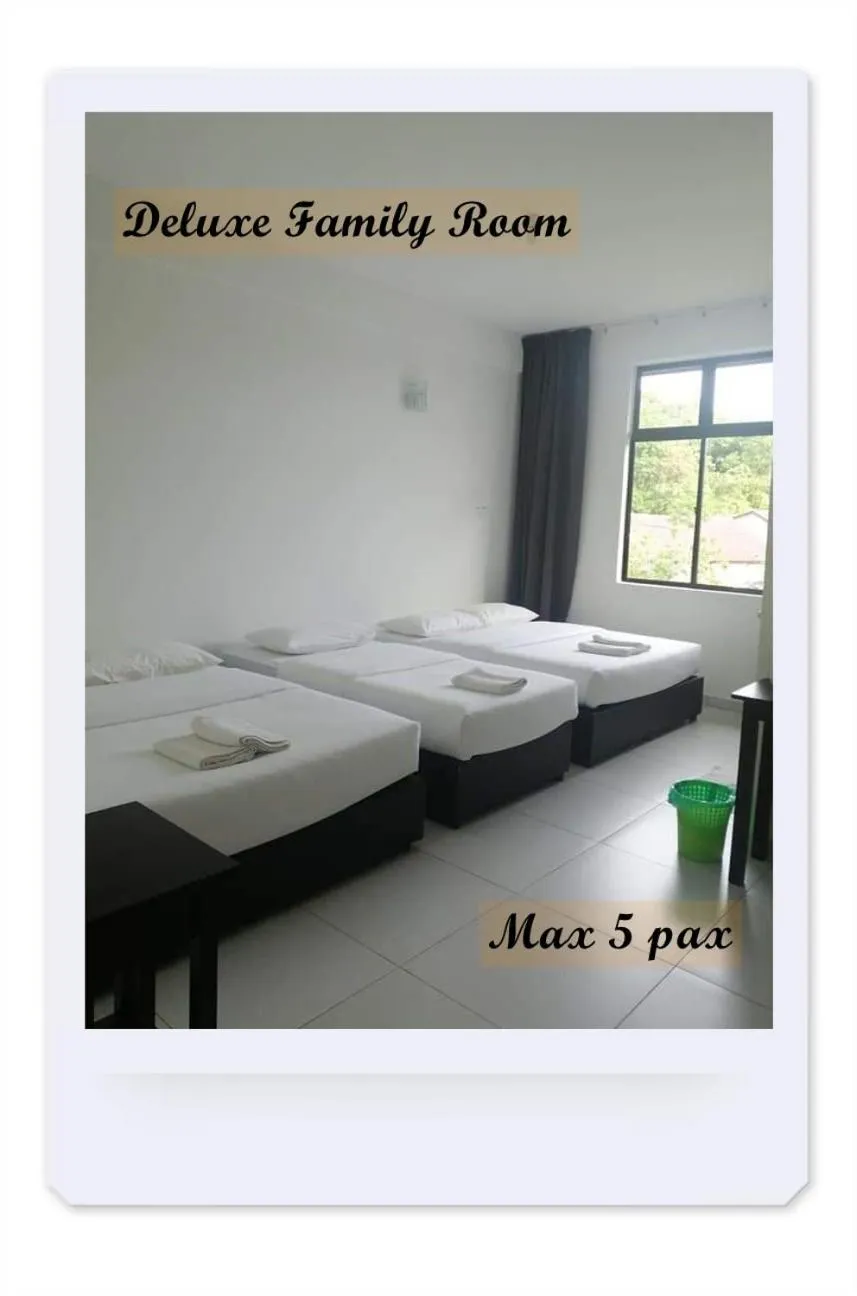 Bed in RIVERSIDE PALM INN SG LEMBING