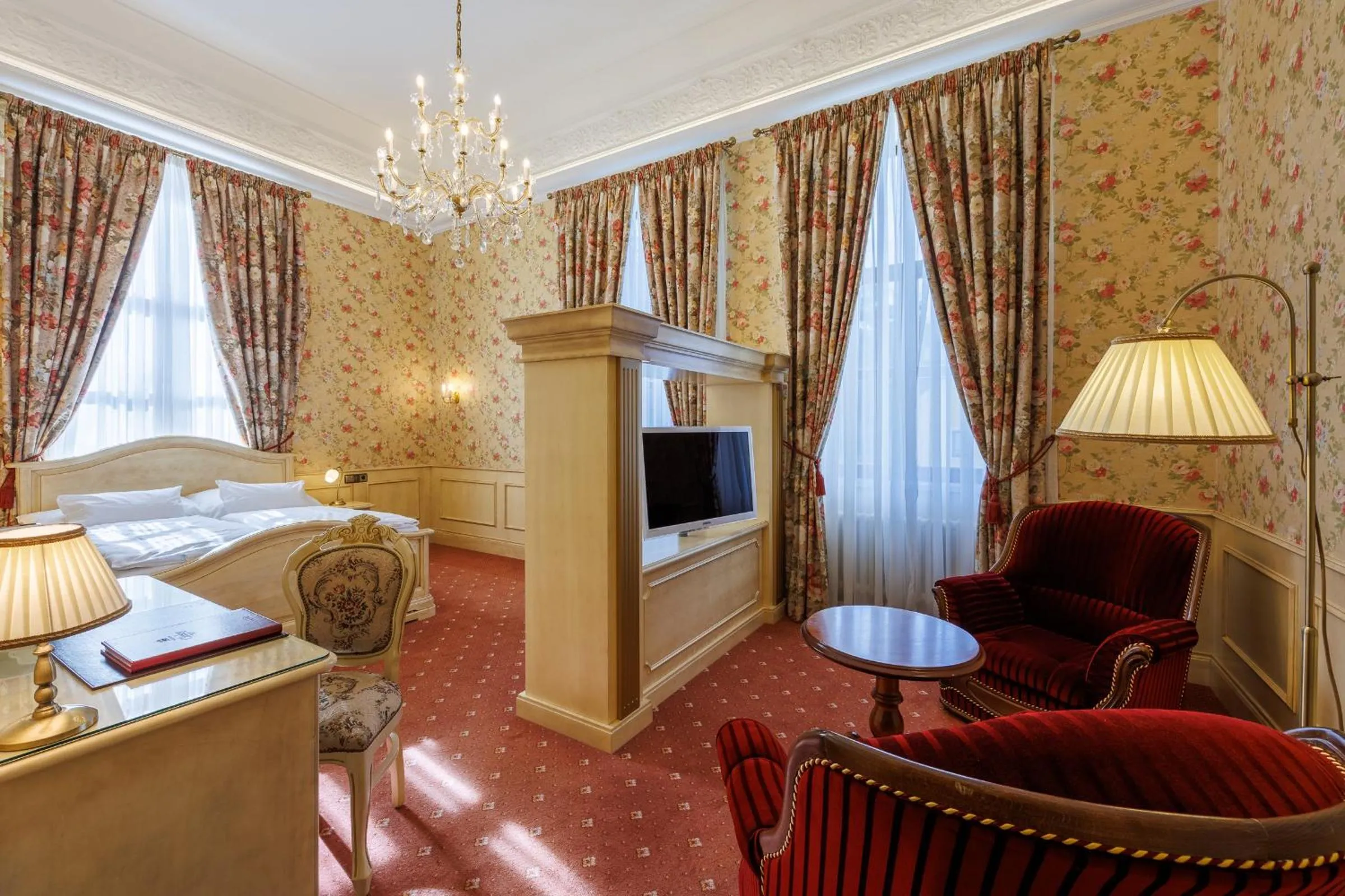 Property building, Bed in Hotel Château Cihelny