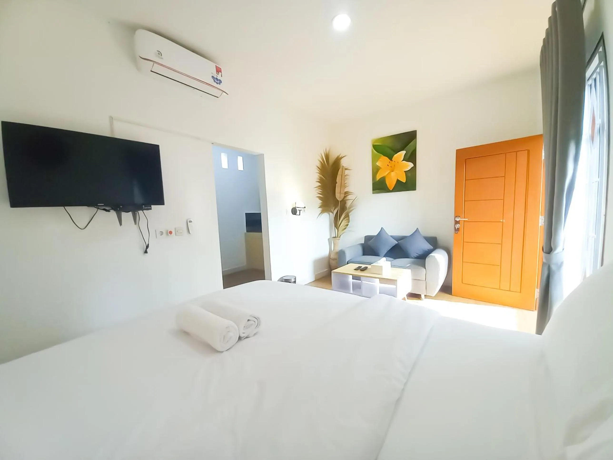 Communal lounge/ TV room, Bed in Abams Gili Air