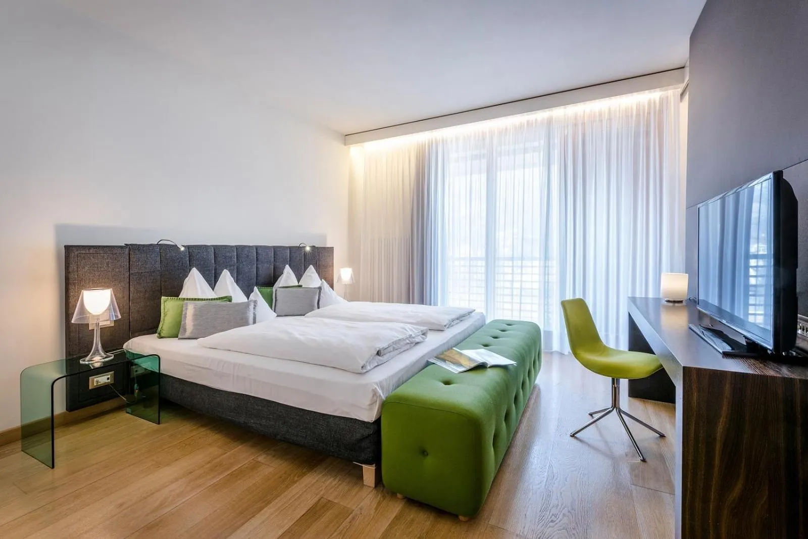 Balcony/Terrace, Bed in Hotel Therme Meran - Terme Merano