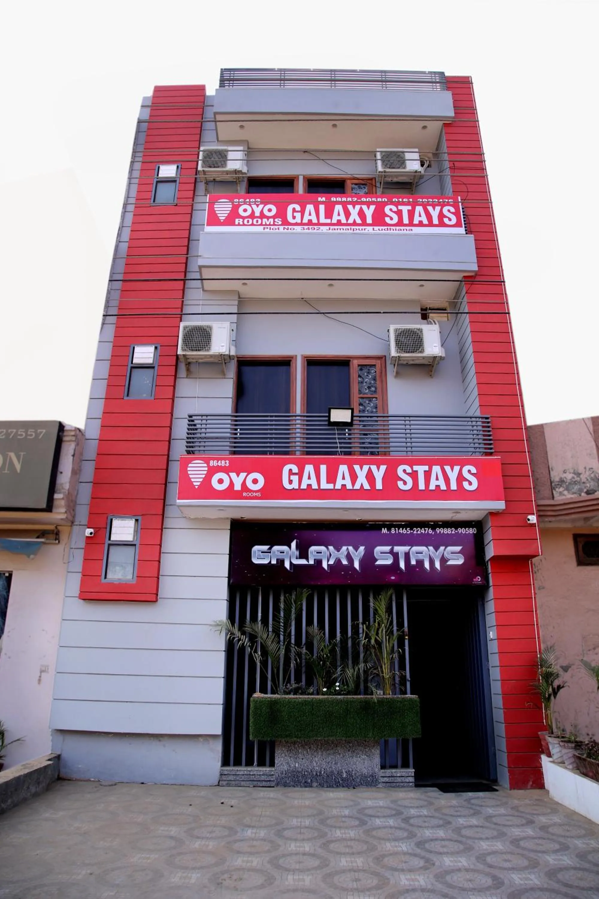 Facade/entrance in Hotel O Galaxy Stays