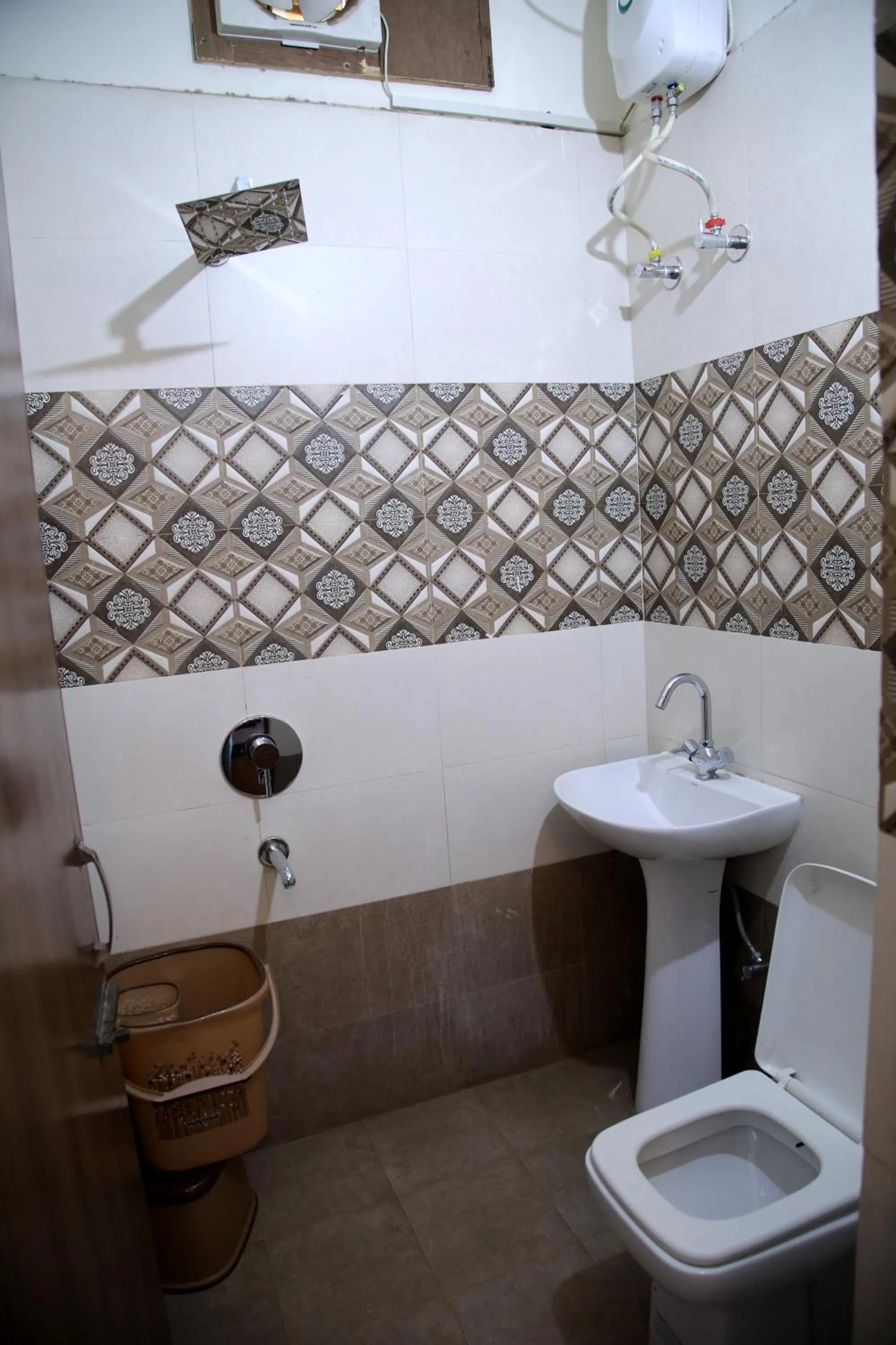 Bathroom in Hotel O Galaxy Stays