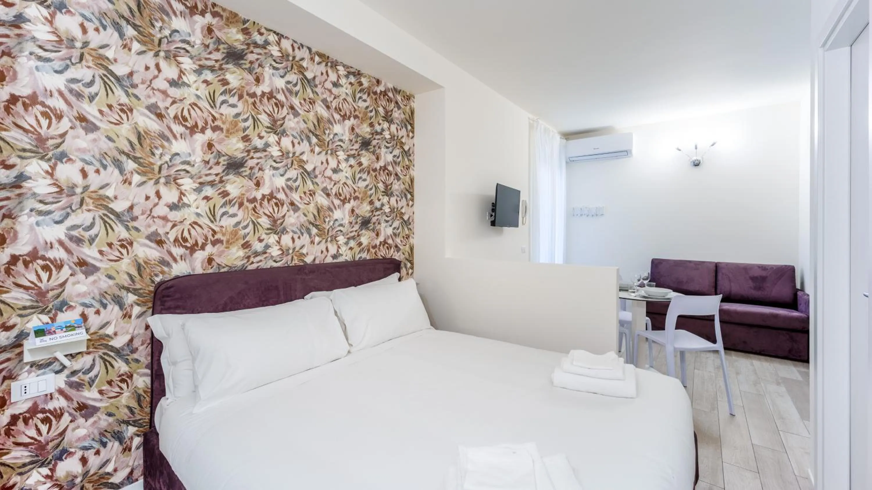 Bedroom, Bed in Italianway - The B Village Business