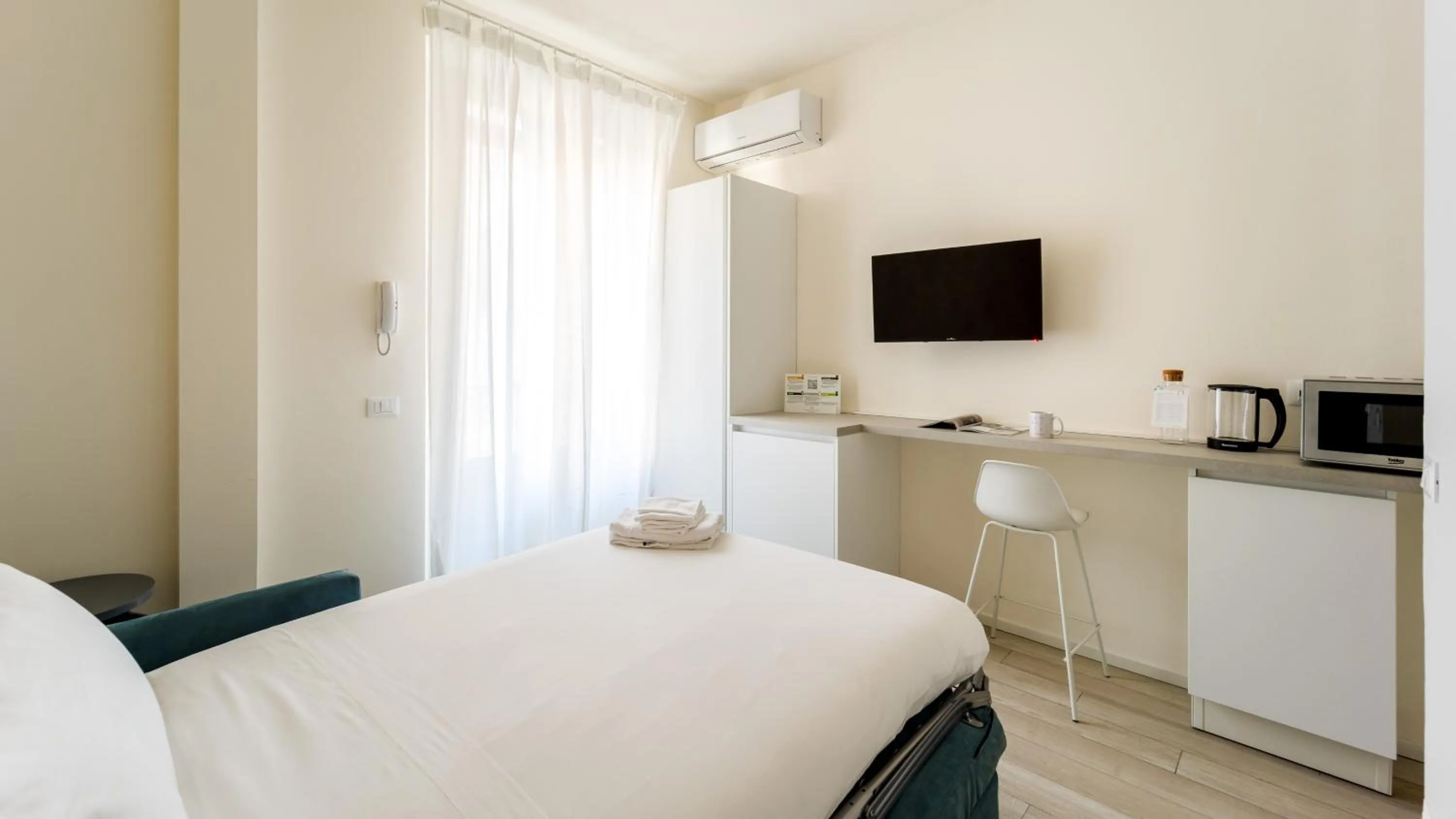 Photo of the whole room, Bed in Italianway - The B Village Business