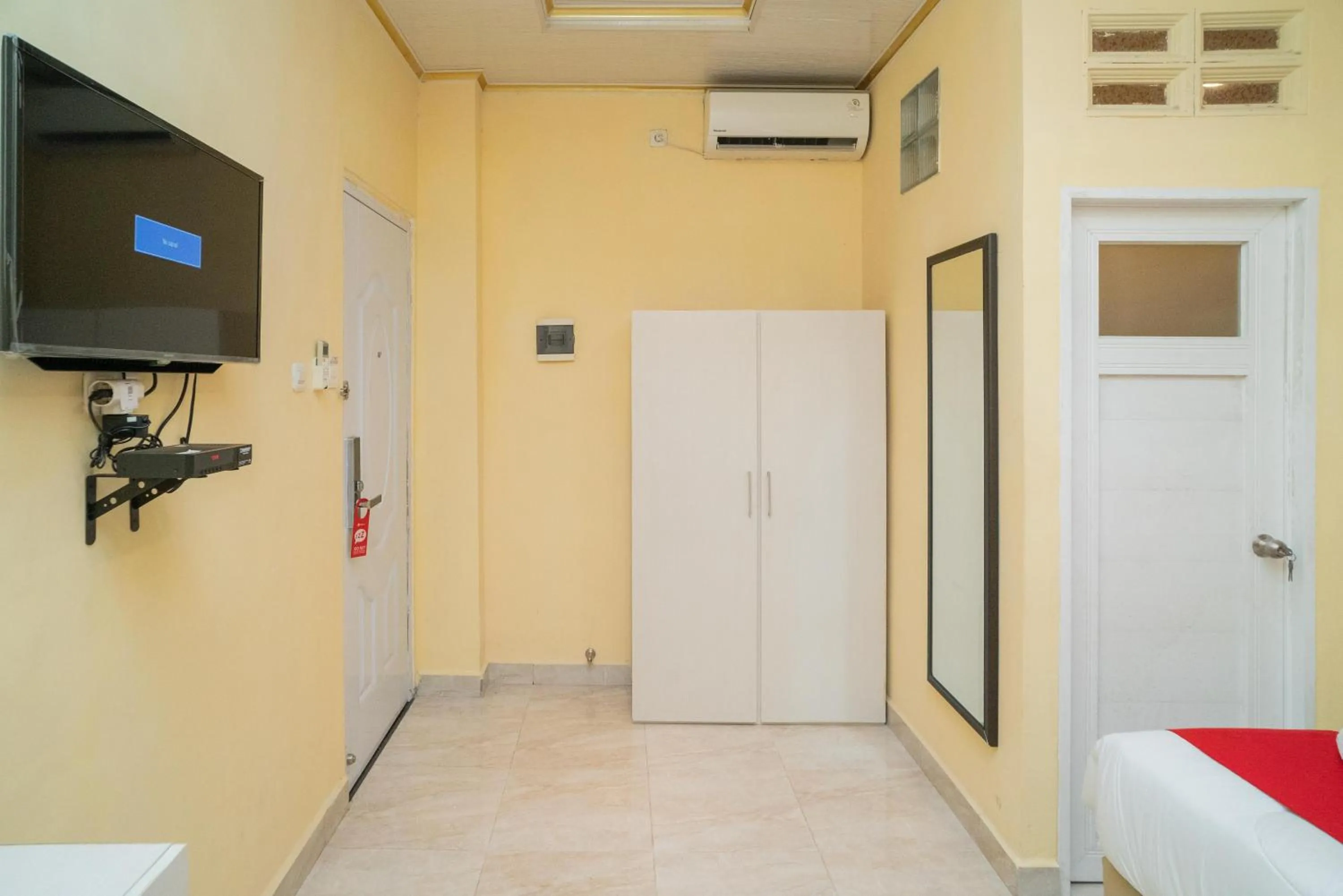 Bed in RedDoorz Plus Syariah near Pasar Turi