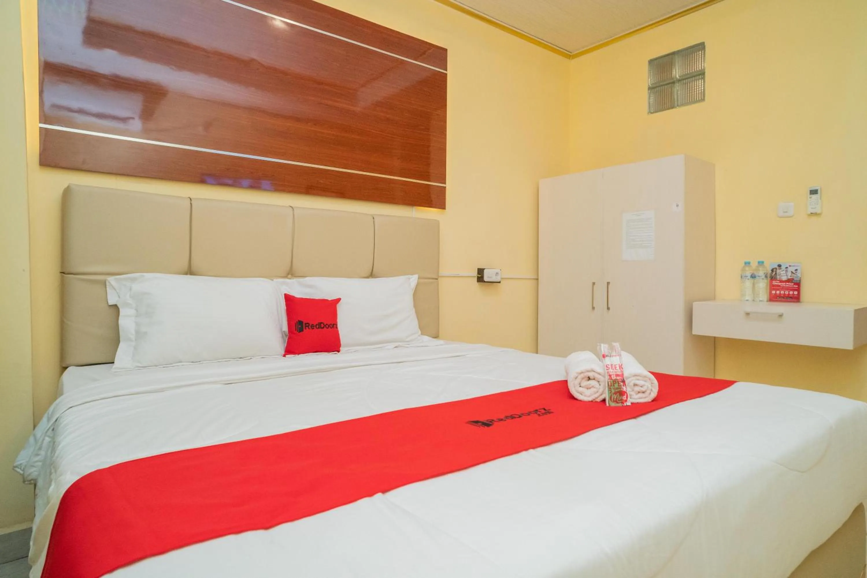 Bed in RedDoorz Plus Syariah near Pasar Turi